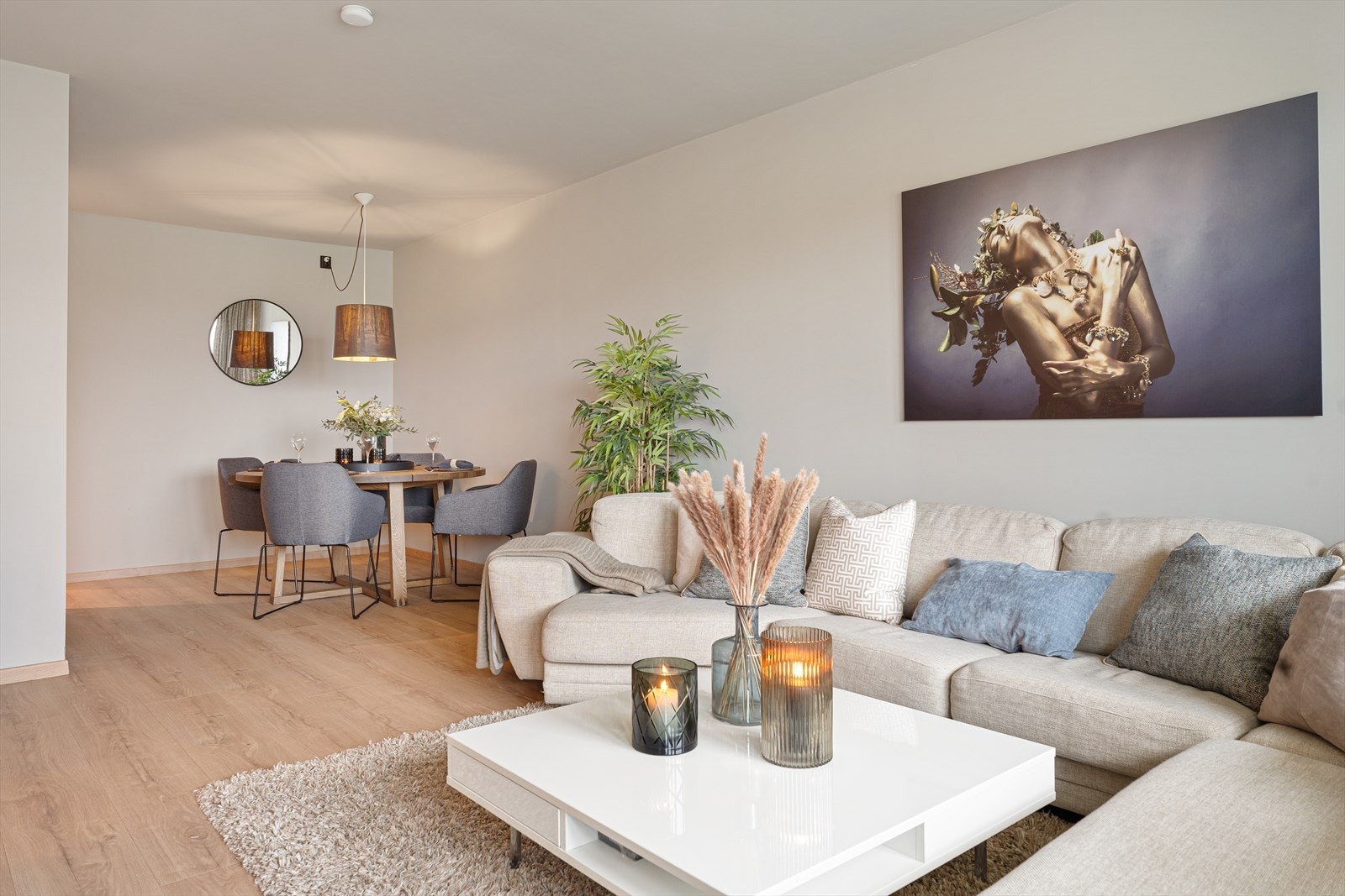 Romslig stue/spisestue med god plass til sofagruppe og spisebord med tilhørende stoler. Veggene er gipset og malt i en behagelig og moderne farge. Galleribilde