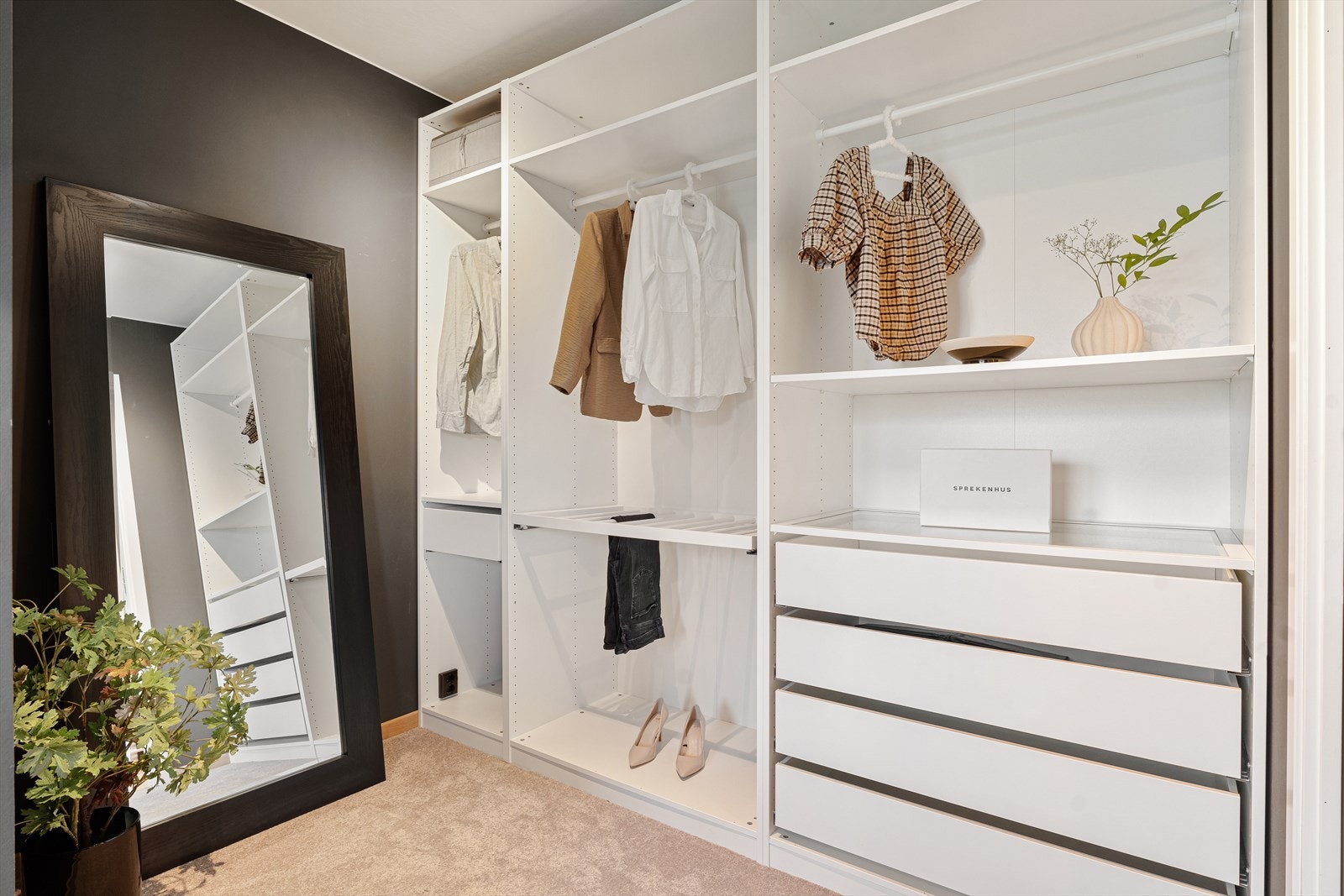 Garderobe med gode oppbevaringsmuligheter. Galleribilde