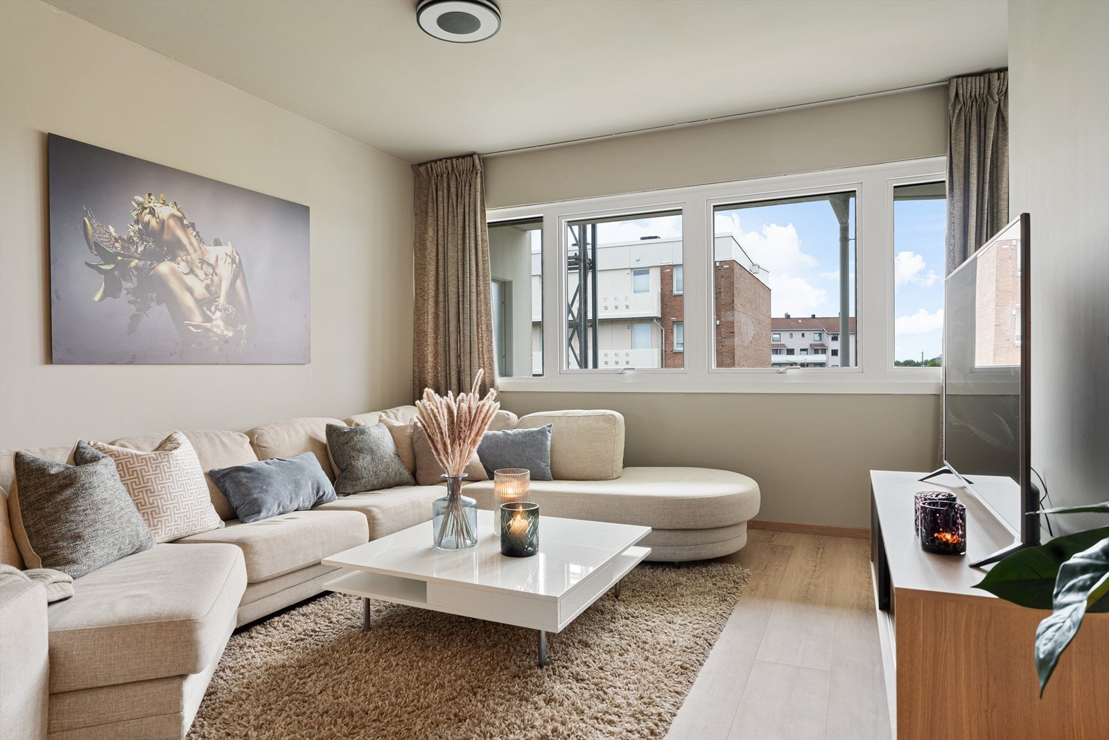Fra stuen blir det utgang til en splitter ny innglasset terrasse som kan benyttes året rundt. Denne vil fungere som en forlengelse av stuen, og vinduene kan trekkes helt til siden på varme sommerdager. Galleribilde