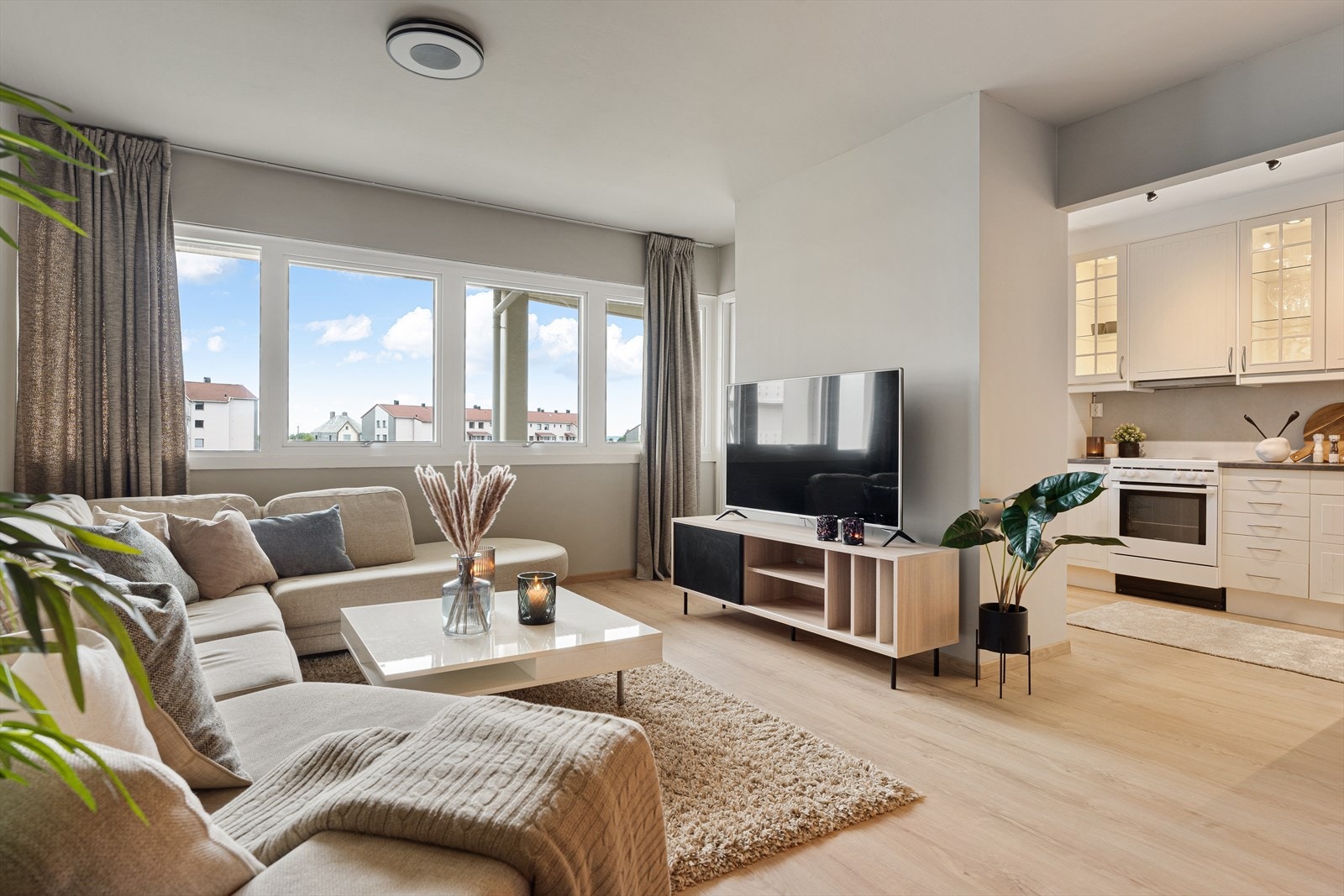 Denne lekre leiligheten ligger praktisk til i byggets 2. etasje og inneholder entré, lekkert utvidet baderom, stue, pent kjøkken og to romslige soverom. Galleribilde