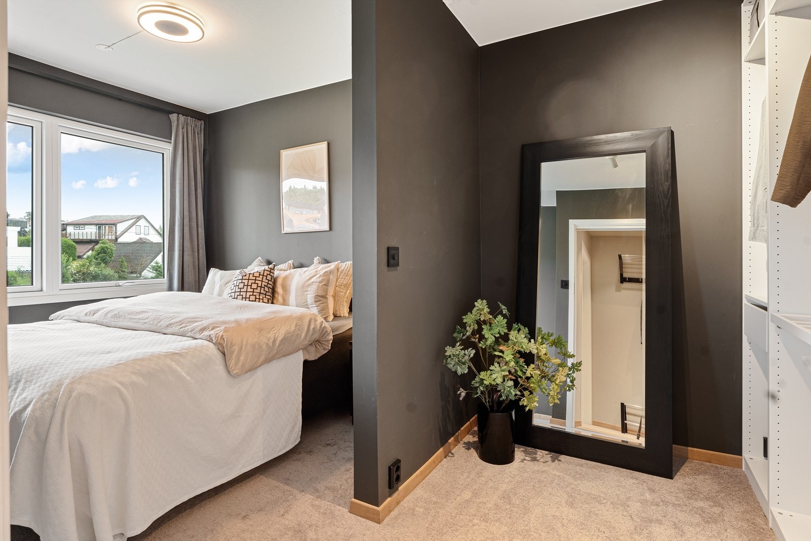 Hovedsoverommet er romslig med walk-in closet og gode oppbevaringsmuligheter. Galleribilde