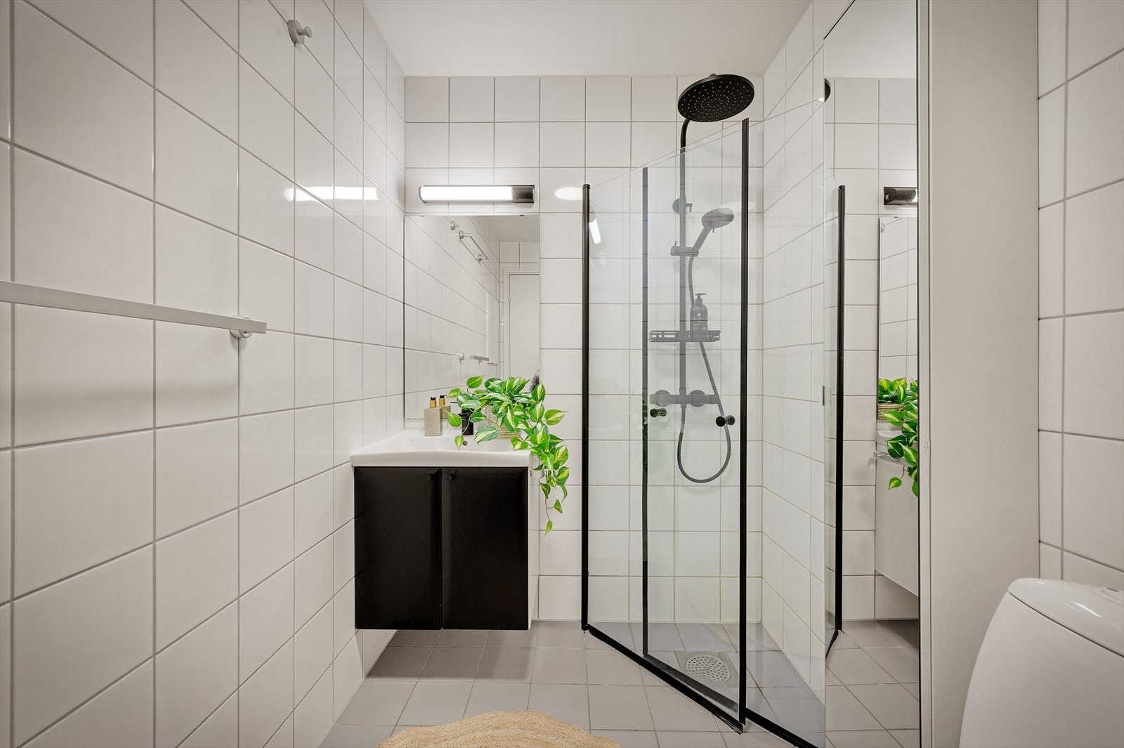 - I 2024 har badet blitt oppgradert med nye dusjdører, ny dusjarmatur samt nytt blandebatteri til dusj og servant - Galleribilde