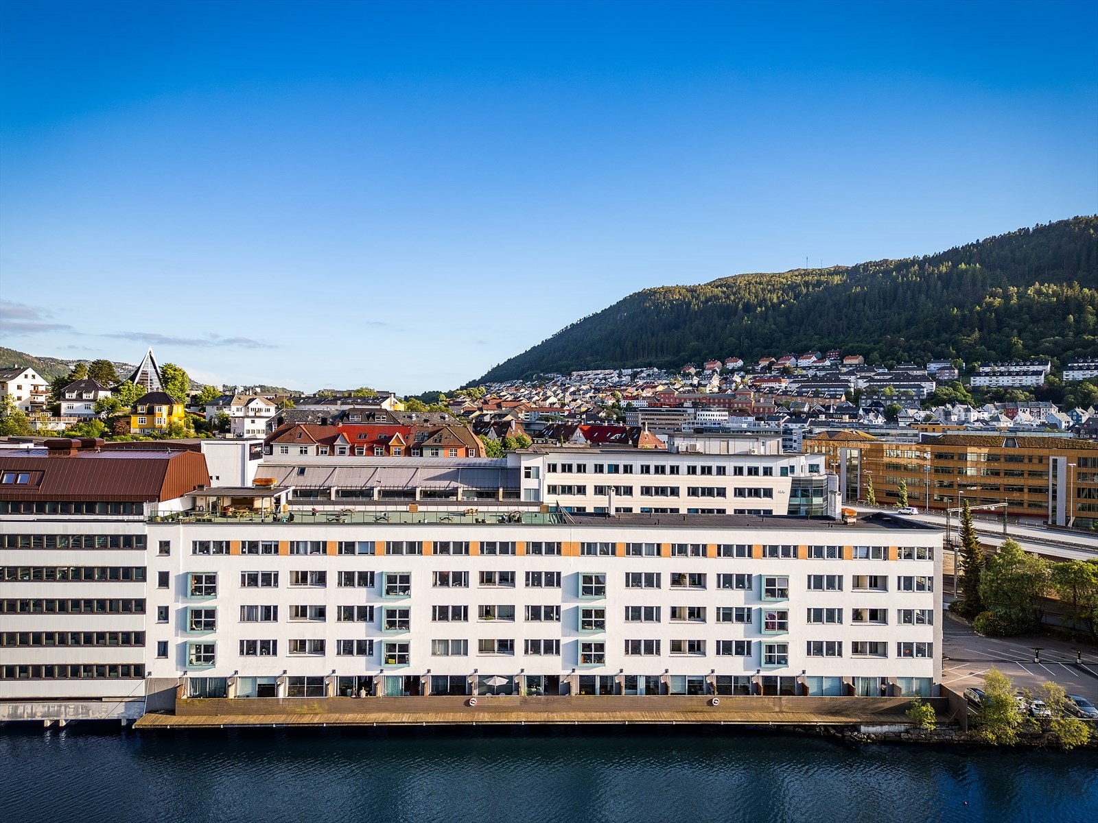 - Merk at bryggen i front er avgrenset, og du har derfor ingen sjenerende gjennomgangstrafikk foran leiligheten - Galleribilde