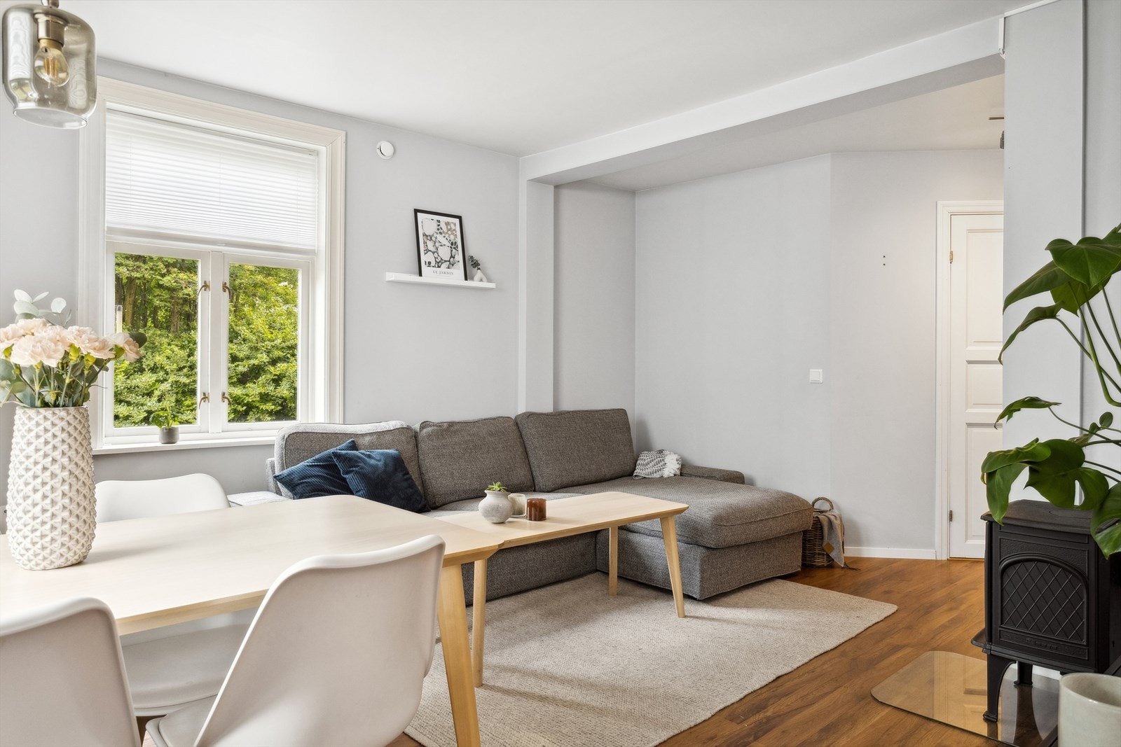 Stuen har vedfyring, perfekt for kos og hygge på kalde kvelder. Galleribilde