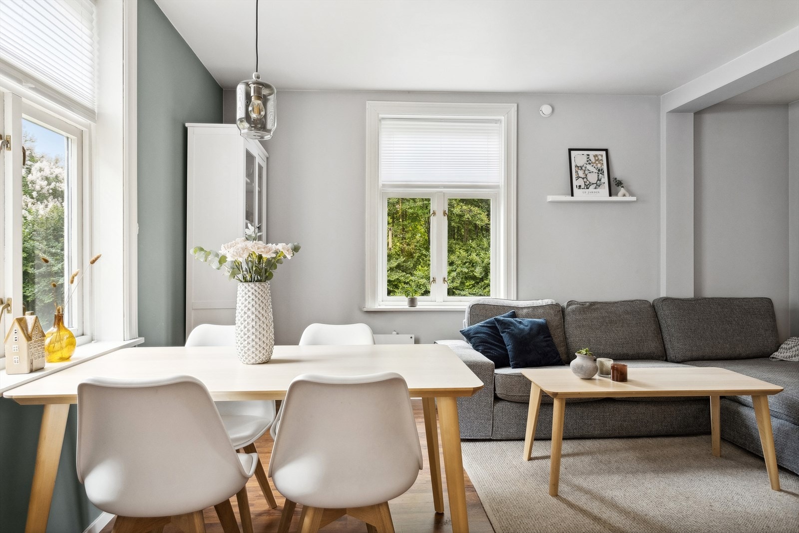 Med høy 1. etasje får du lite innsyn inn i leiligheten. Galleribilde