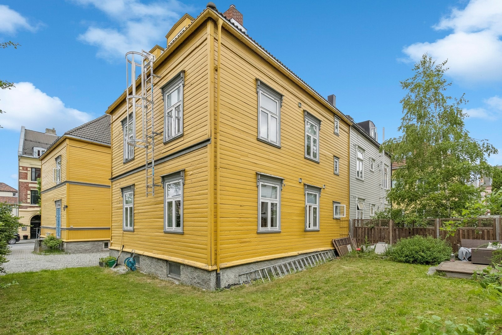 Stort plenareal rundt leiligheten som kan disponeres av eierne i gården. Galleribilde