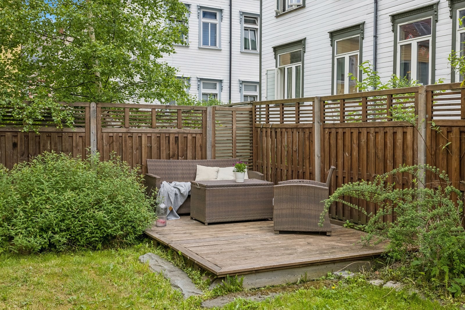Flere sittegrupper på tomten, perfekt for å nyte solen på varme sommerdager. Galleribilde