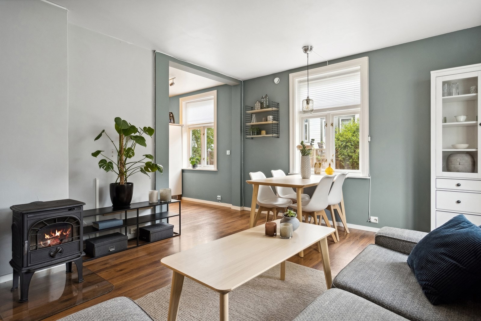 Delikate fargevalg i leiligheten og de store vinduene gir godt med naturlig lys. Galleribilde