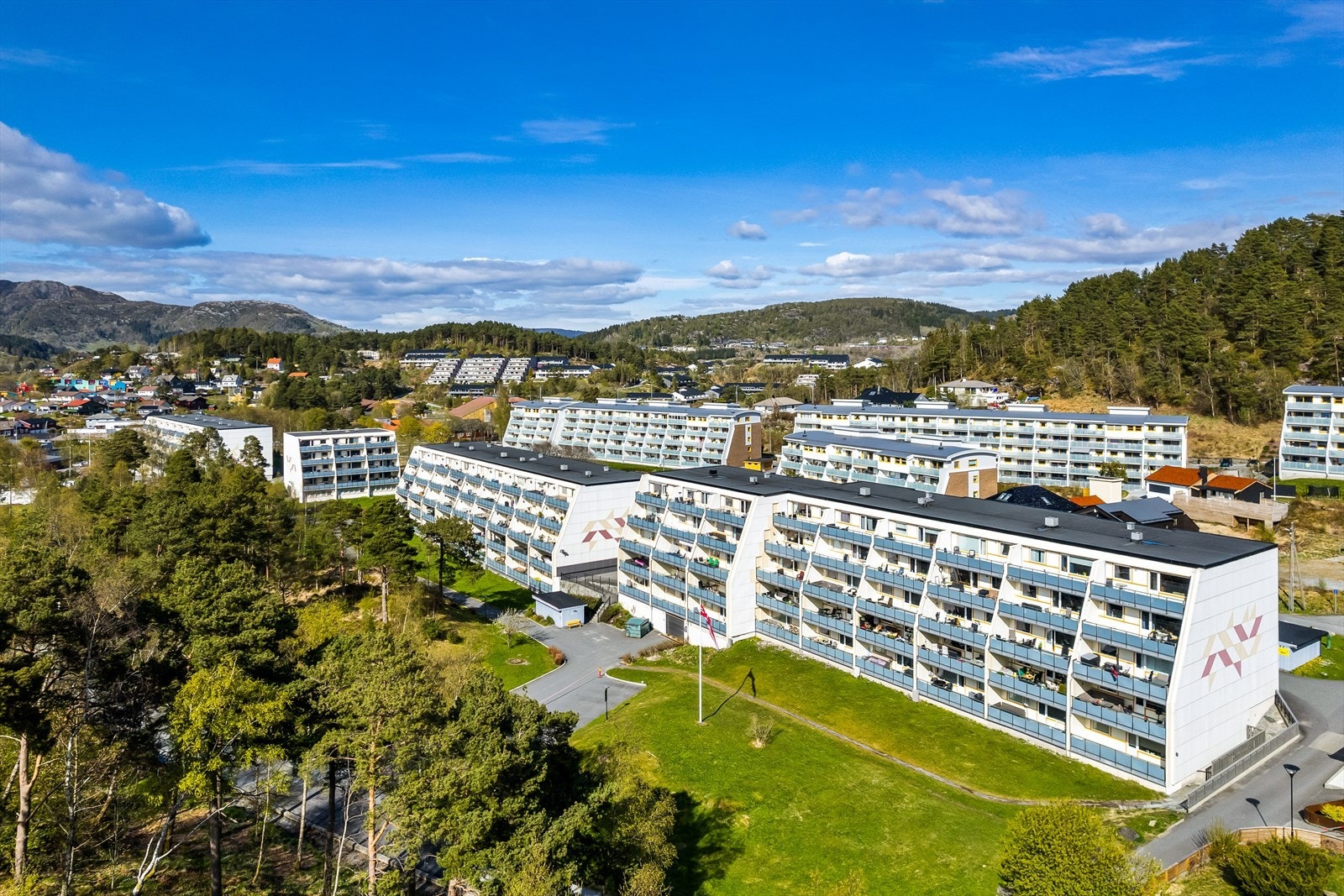 Rolland borettslag har til sammen 138 leiligheter, med en sentral beliggenhet i Åsane. Bussplass like ved hovedveien. Galleribilde