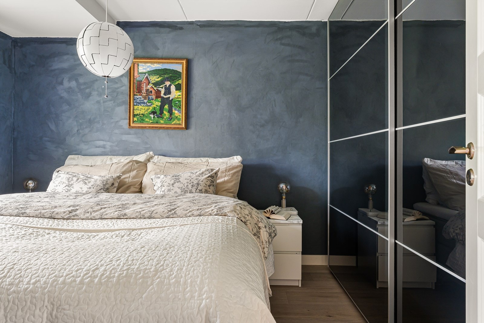 Soverommet måler 10,87 m² med integrert garderobe, plass til dobbeltseng og nattbord. Galleribilde