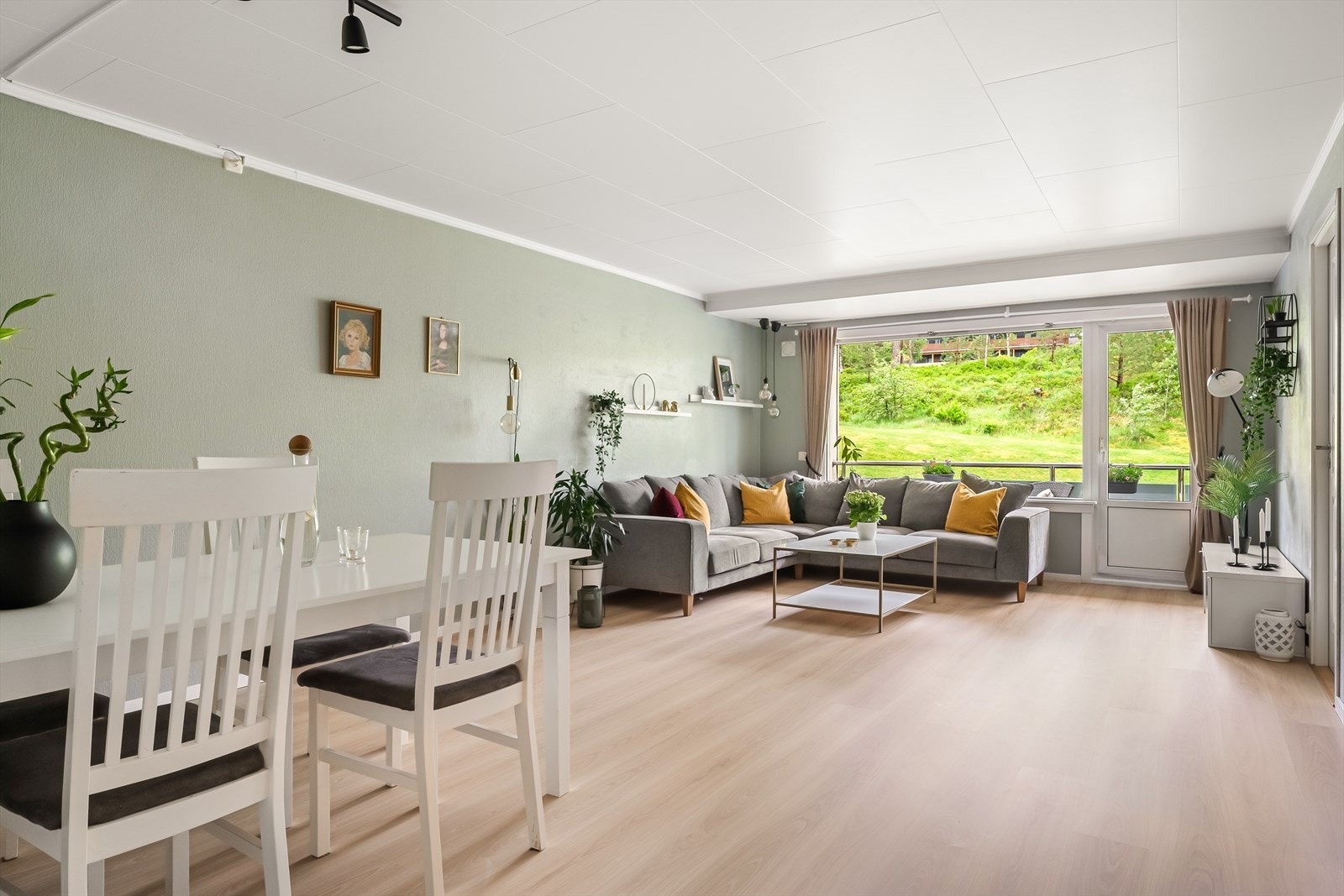Leiligheten er på 65 m² og har plass til både sofagruppe og spisestue. Galleribilde