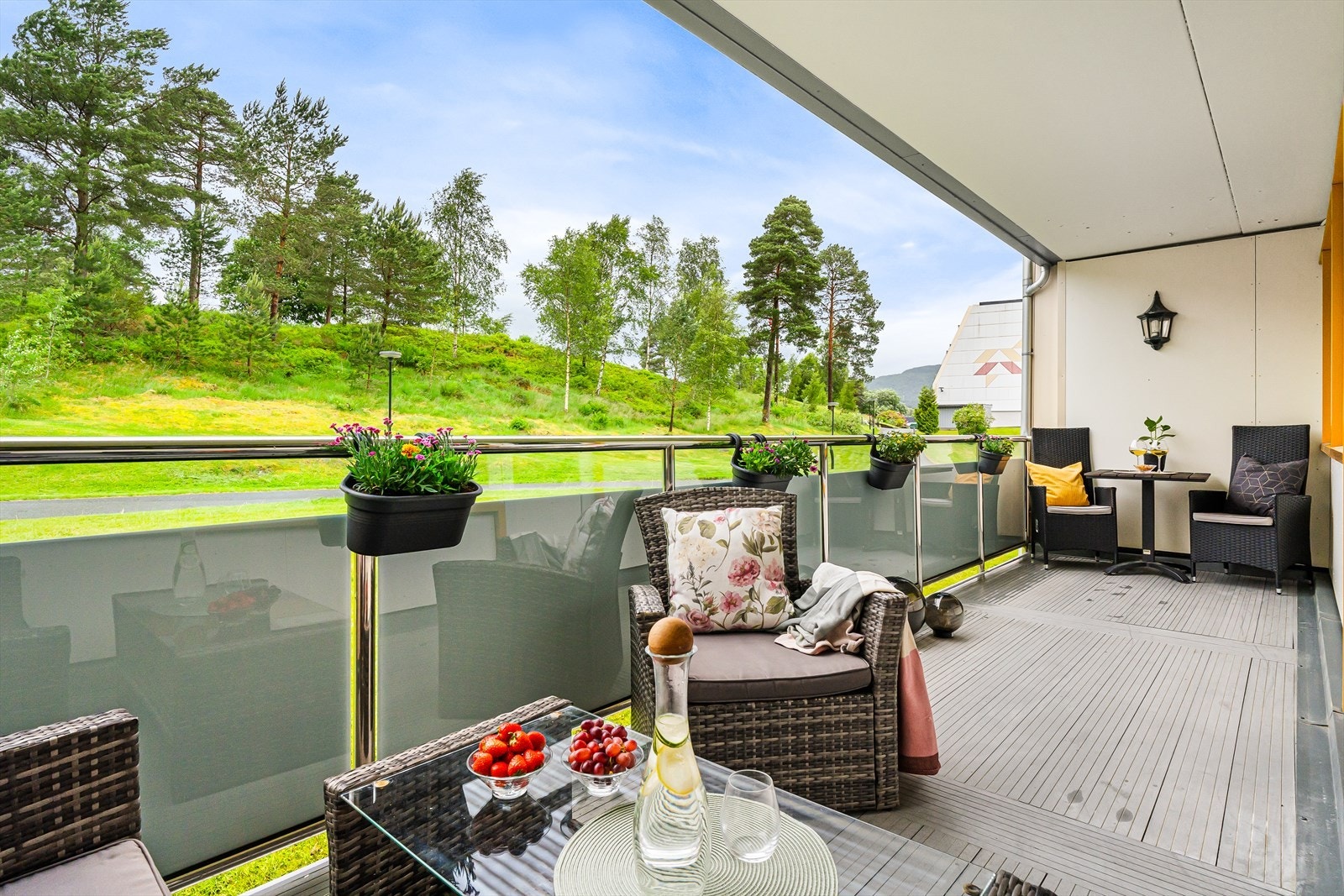 Rekkverk av stål og skjermet glass. Galleribilde