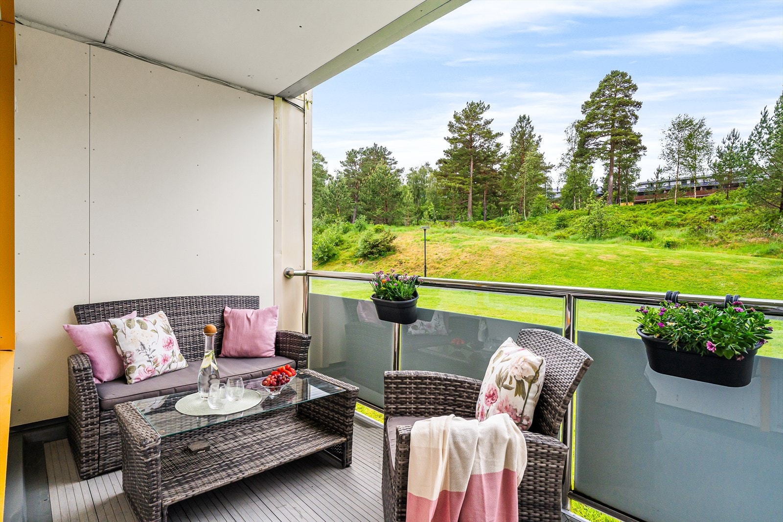 Leiligheten har egen balkong på 13 m² med flott utsikt over borettslagets fellesarealer, og plass til to sittegrupper. Galleribilde