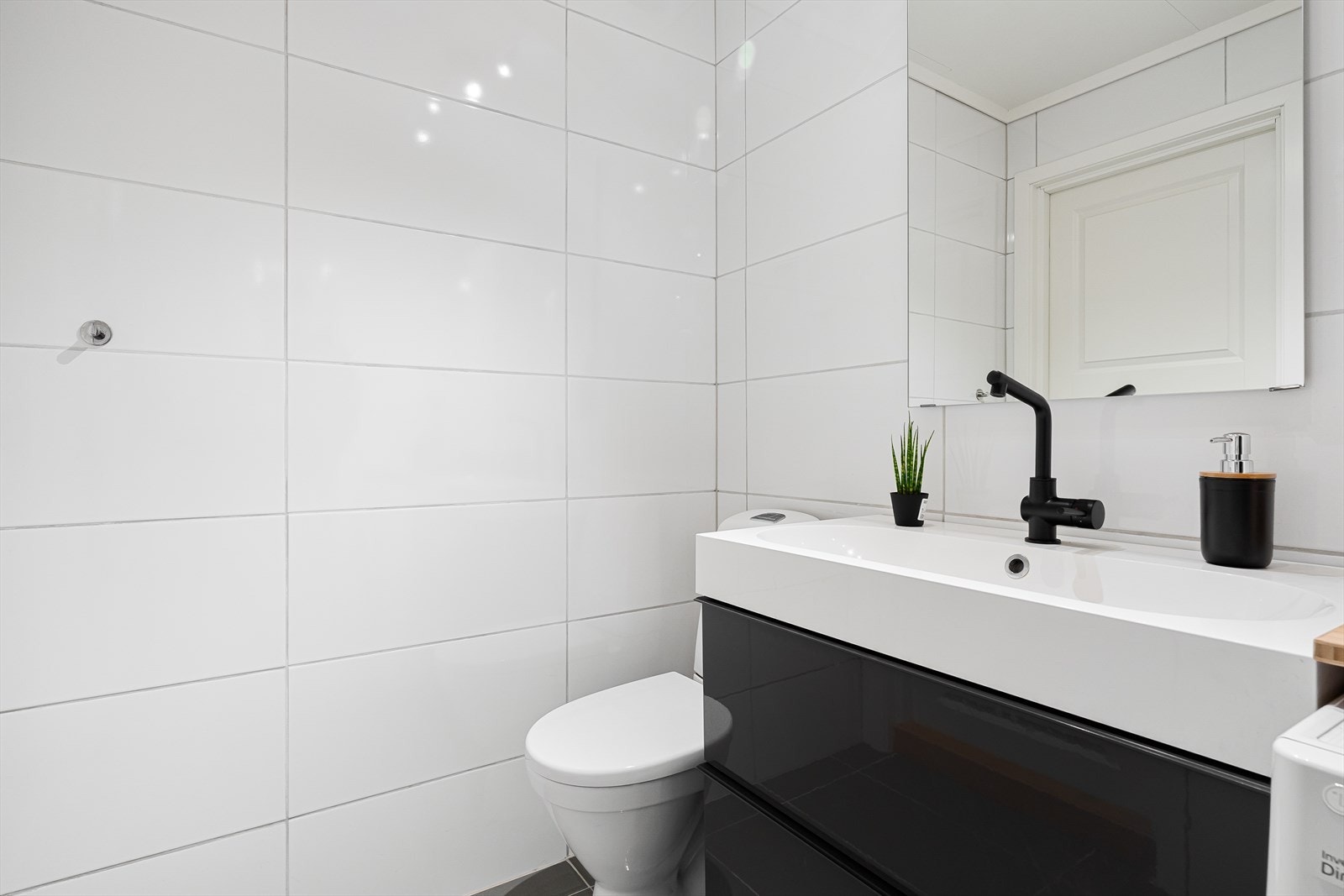 Badet har en tidløs og stilren innredning, utført av tidligere eier i 2015. Galleribilde