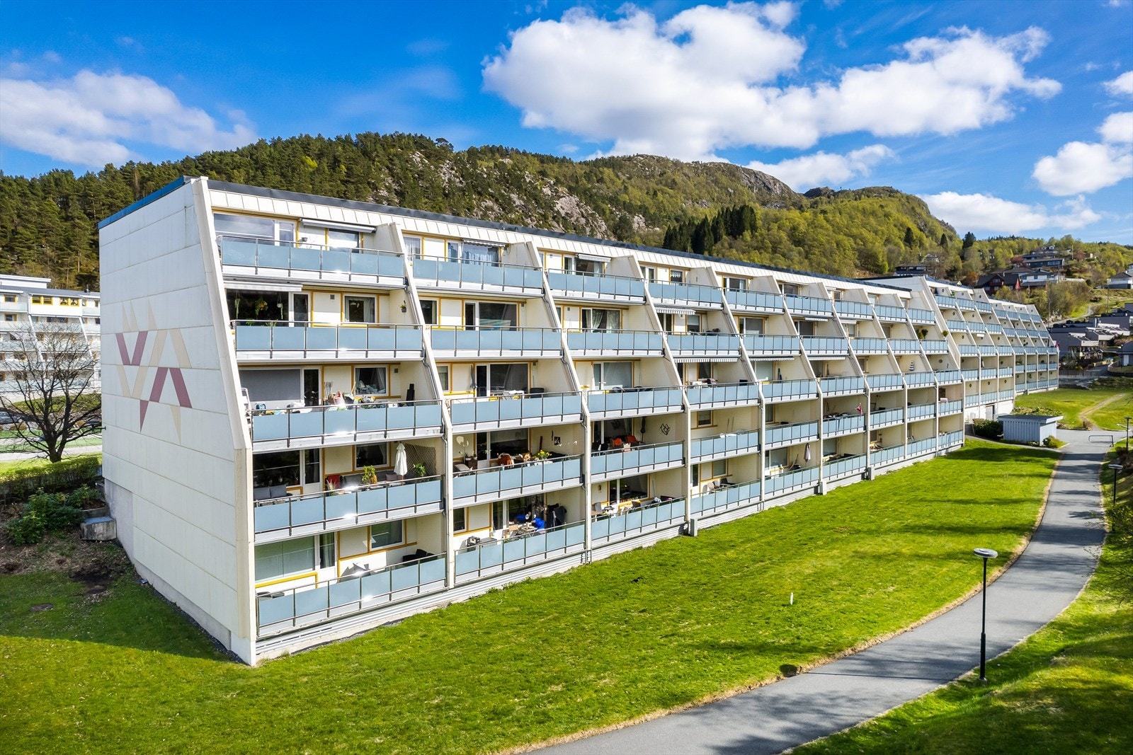 Ca. 250 meter til nærmeste dagligvarehandel Kiwi Rolland. Og under 5 minutters kjøretur til Åsane senter, gullgruven og Horisont kjøpesenter. Galleribilde