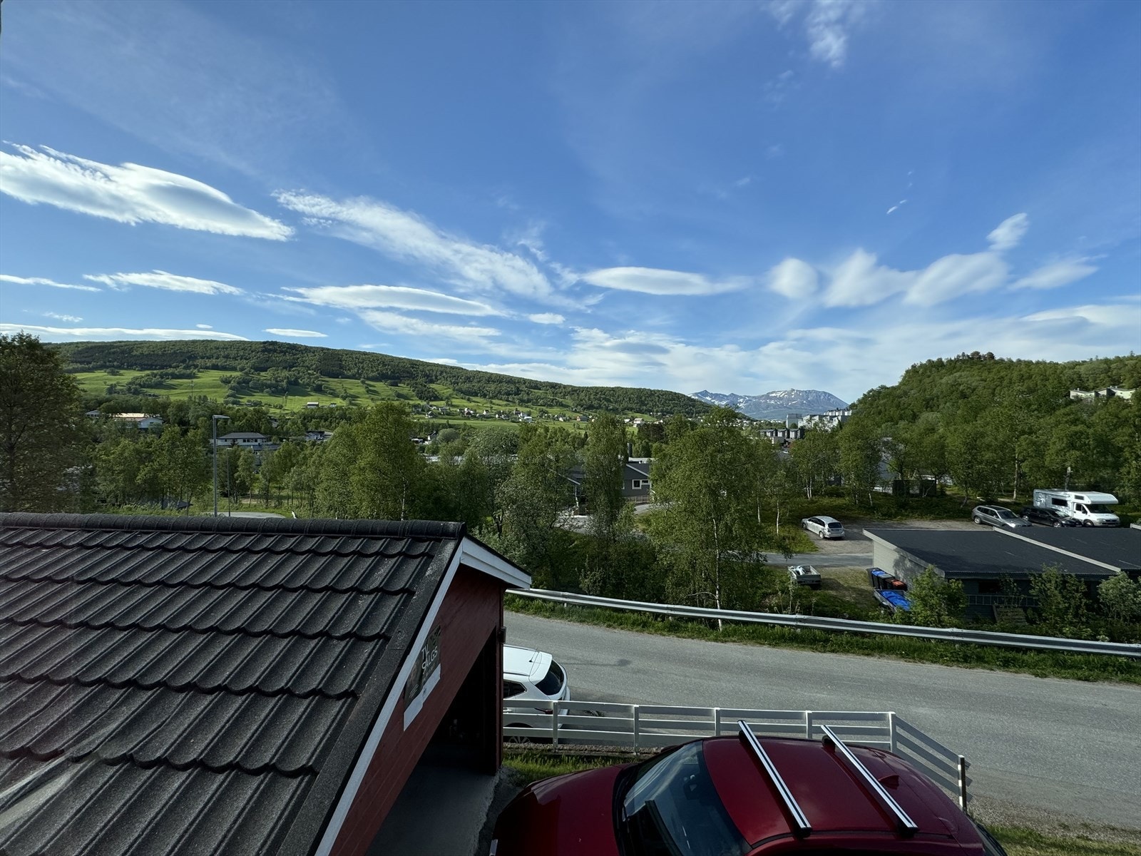 Nyt panoramautsikten fra en rolig beliggenhet med frodig natur og fjell i det fjerne. Galleribilde