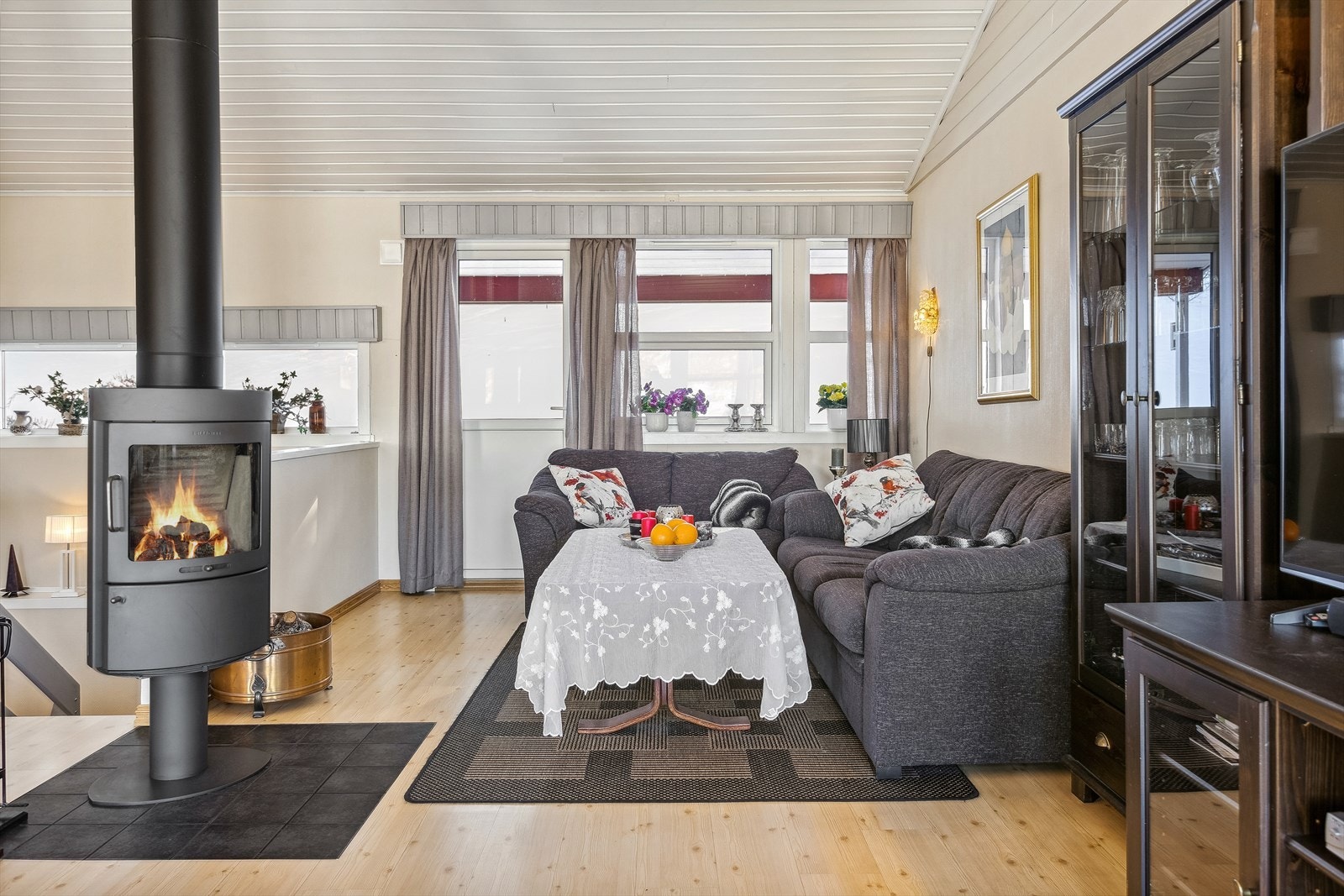 Romslig stue med moderne peisovn, innbydende atmosfære og rikelig med naturlig lys. Galleribilde