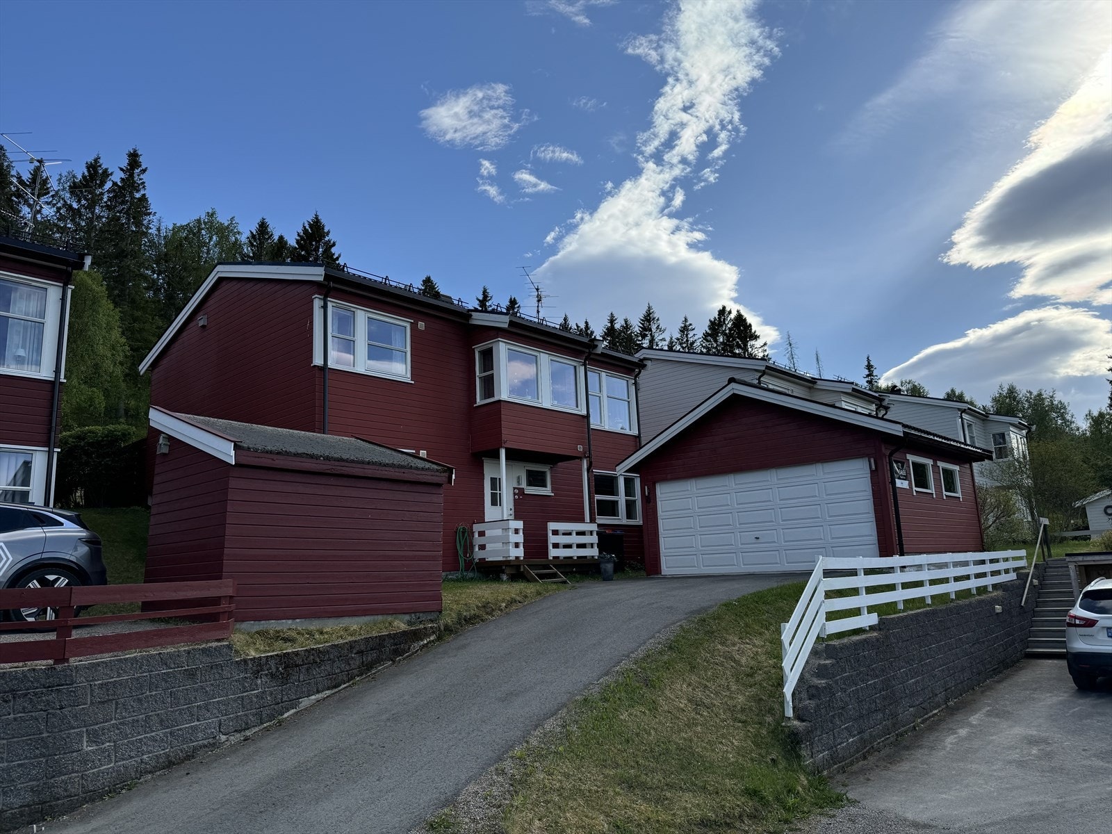Romslig enebolig med garasje i naturskjønt område, store vinduer og attraktivt utemiljø med sykkelpark og turstier. Galleribilde