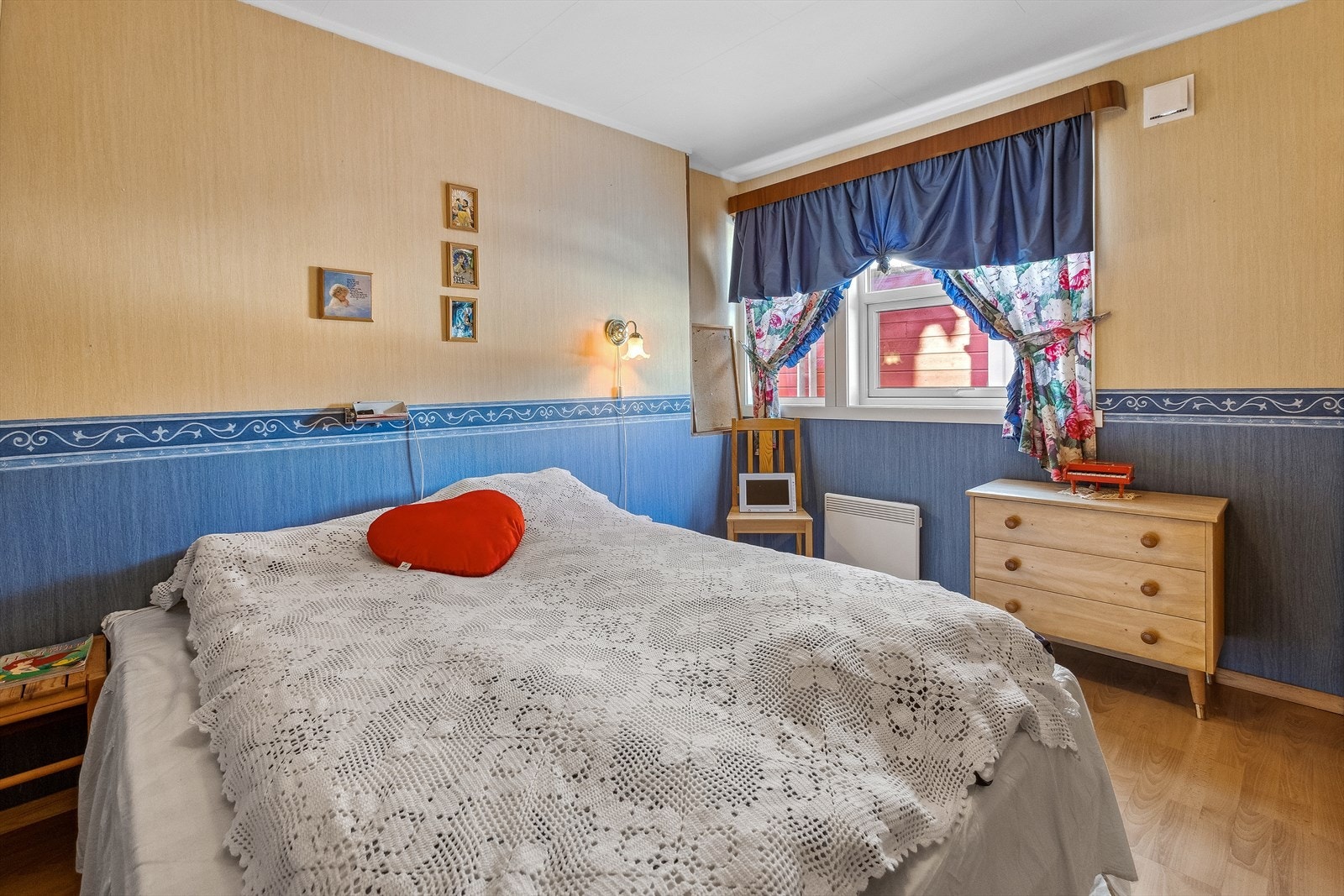 Det er tre soverom i boligen. To i 1. etasje og ett i 2. etasje. Galleribilde