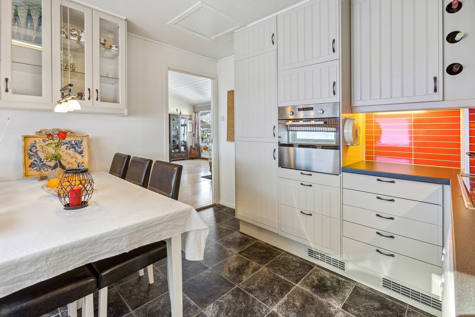 Moderne kjøkken med integrerte hvitevarer og stilfullt, tidløst design. Perfekt for matlaging og sosiale sammenkomster. Galleribilde