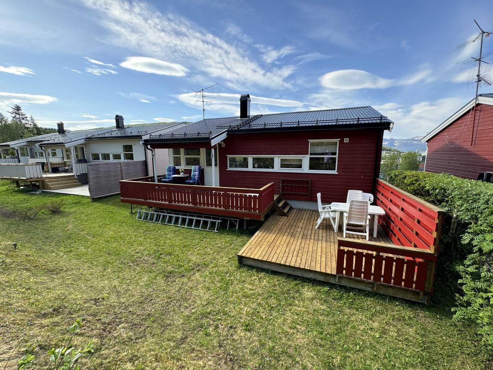 Sjarmerende enebolig med solrik terrasse og velholdt hage, ideelt for familier. Rolig og attraktivt område. Galleribilde