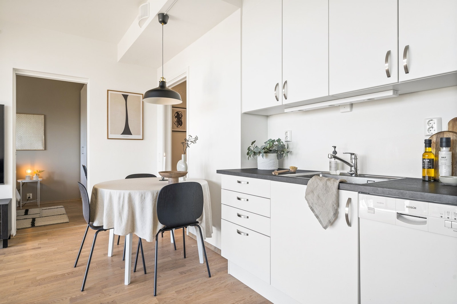 Medfølgende hvitevarer bestående av kjøleskap med frysedel, oppvaskmaskin og stekeovn med induksjonstopp. Galleribilde