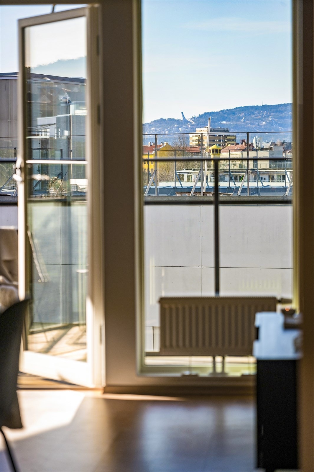 Fantastisk utsikt over Oslo fra hele leiligheten. Her ser man rett på Holmenkollen blant annet. Galleribilde