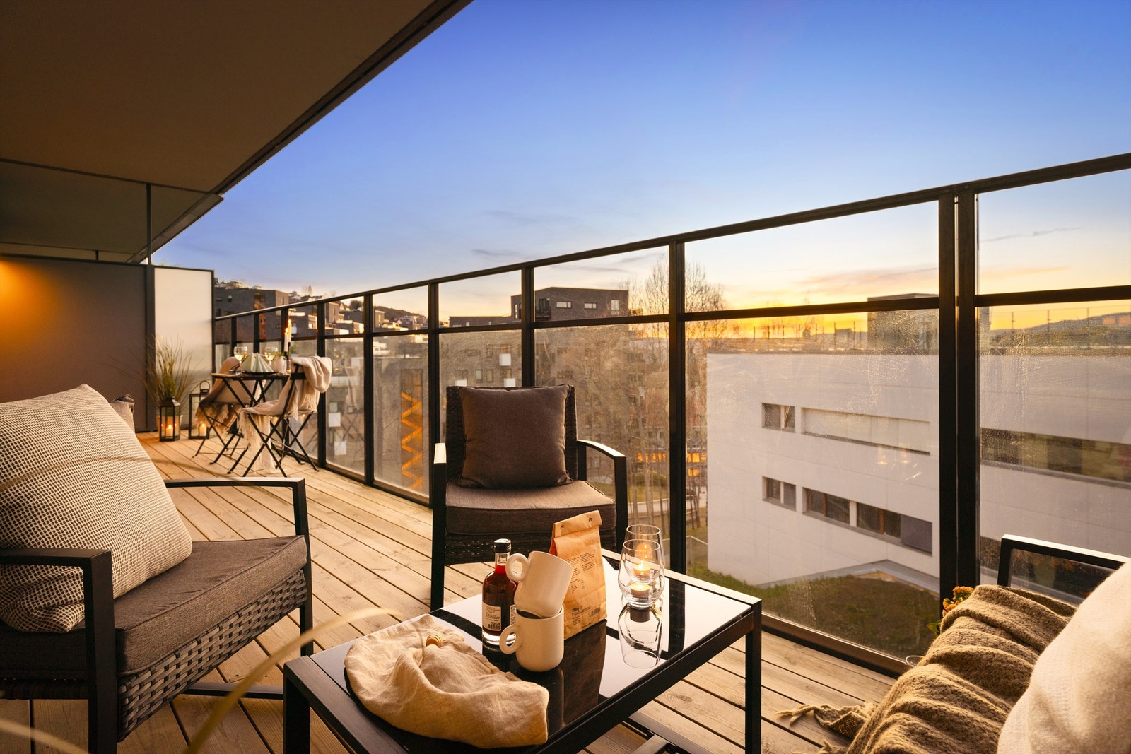 Dette er en svært lys og moderne 2-romsleilighet i et nyere bygg oppført i 2019, med stor balkong med kveldssol. Galleribilde