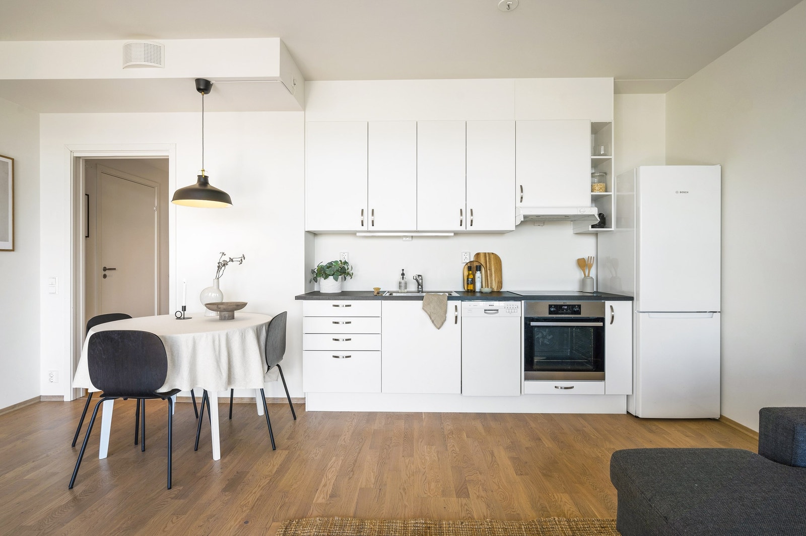 Kjøkkenet har god oppbevaringsplass i over- og underskap samt gode arbeidsflater for matlaging. Galleribilde