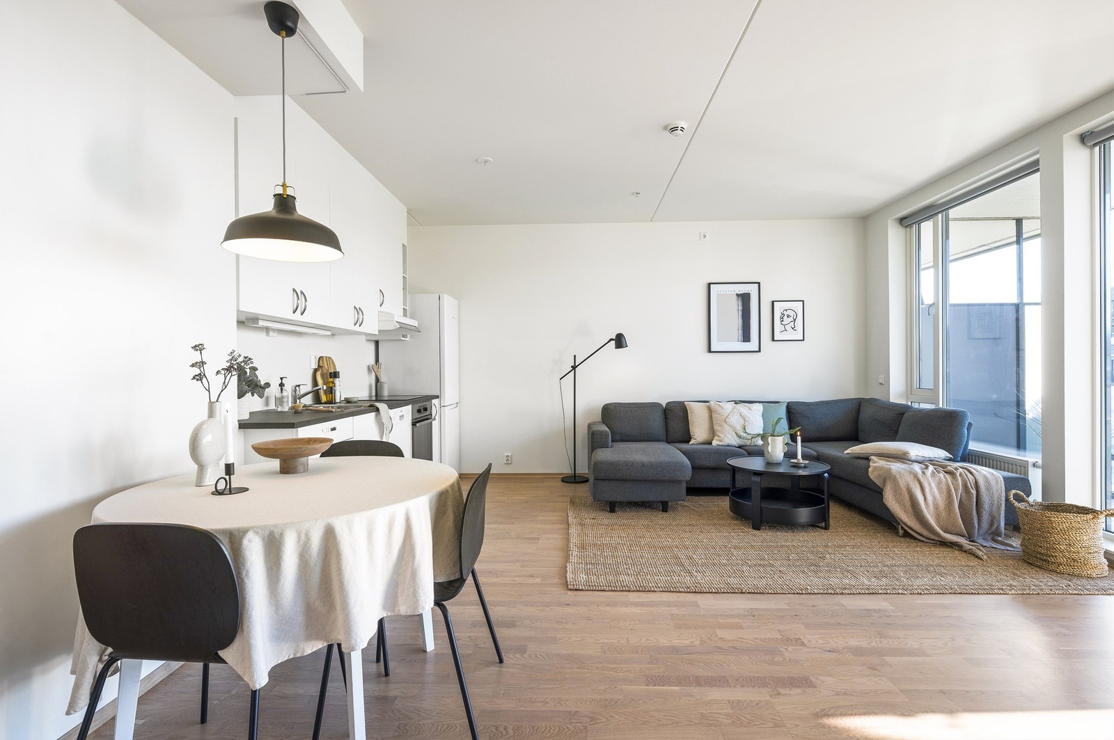 I stuen er det god plass til å innrede slik du ønsker med sofahjørne, spisesone og ønsket oppbevaring. Galleribilde