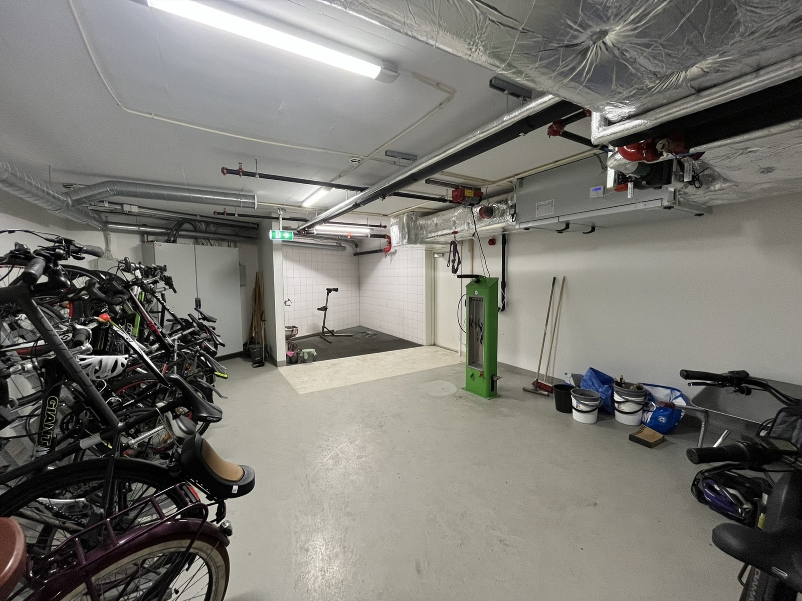 Sykkelboden er svært velutstyrt, med sykkelpumpe, plass til vasking m.m! Galleribilde