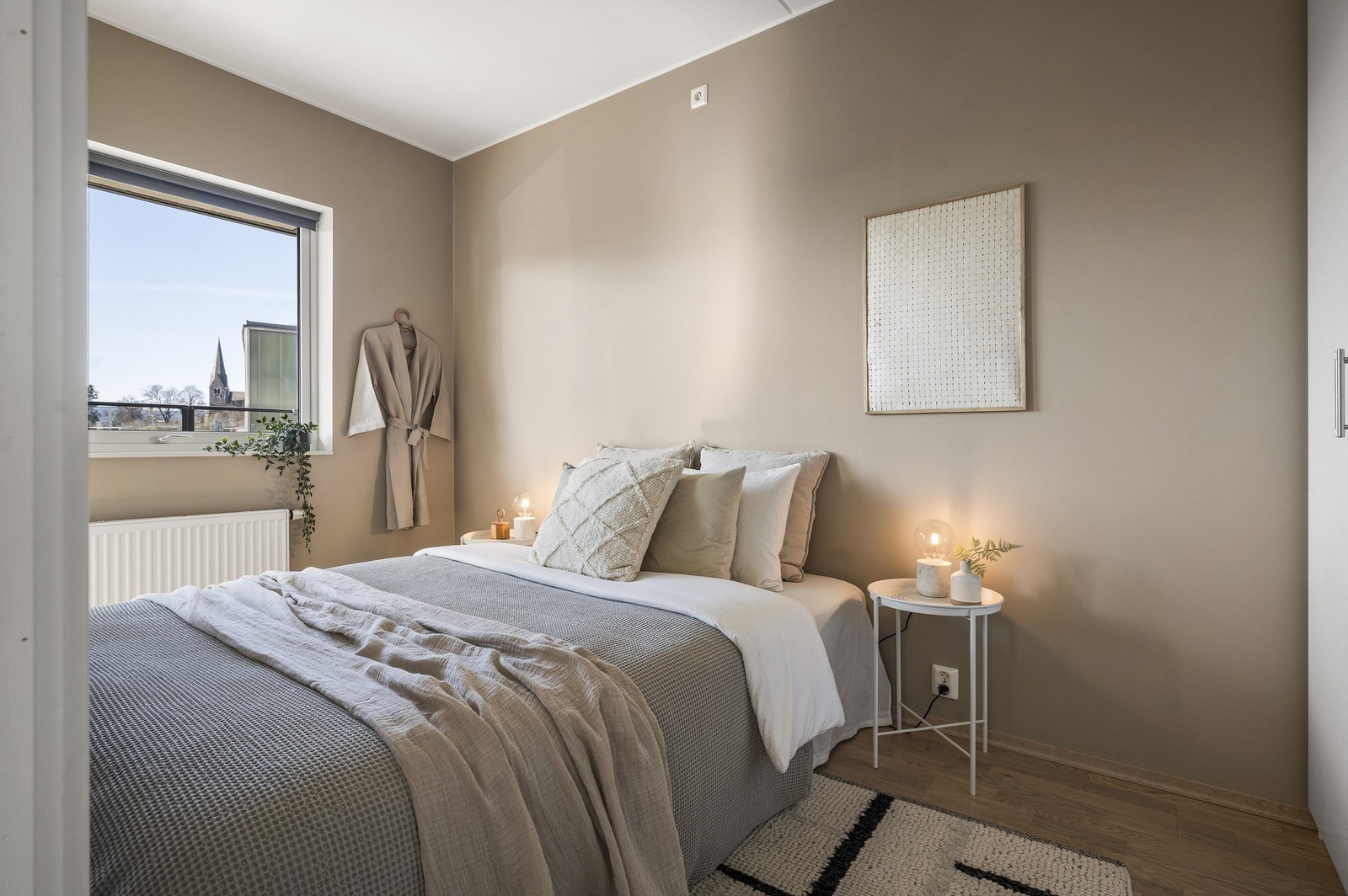 Boligens soverom oppleves som romslig og luftig, og er malt i en behagelig og moderne nyanse våren 2024. Galleribilde