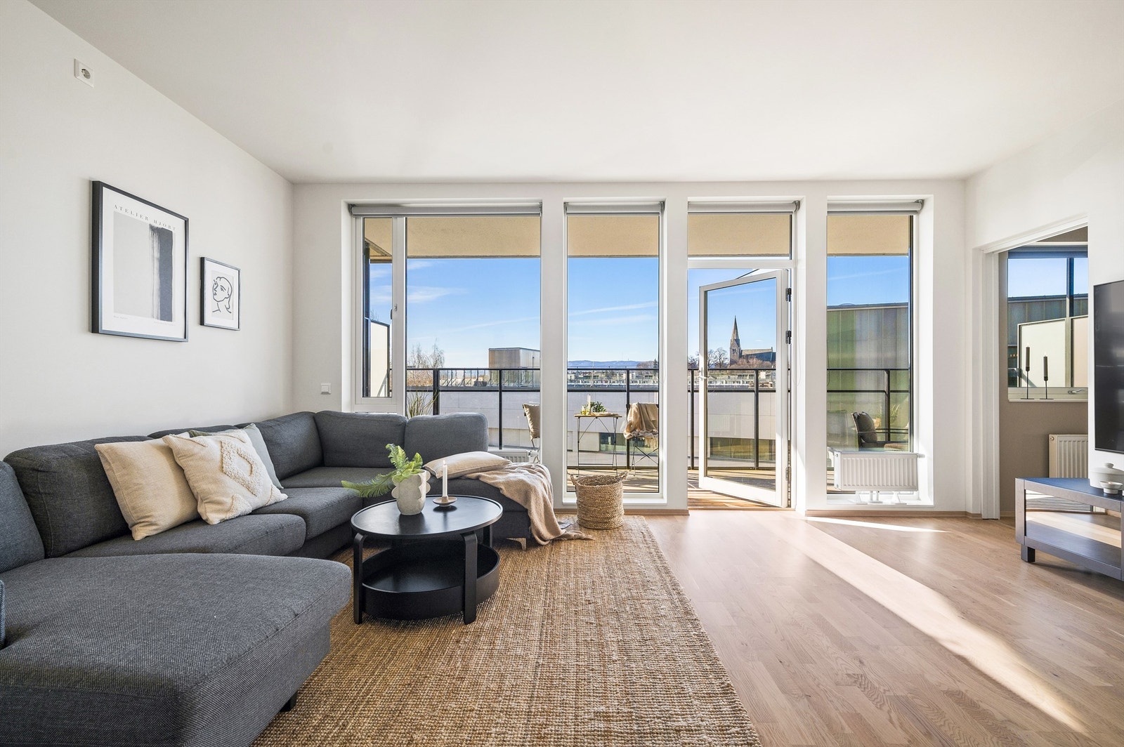 Leiligheten har god intern beliggenhet i et rolig boligområde på Kværnertoppen, med kort vei til alt av byens fasiliteter. Galleribilde