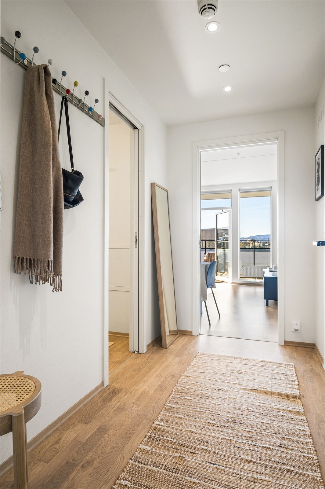 Flott førsteinntrykk av leiligheten hvor man ser utsikten allerede fra entréen! God plass til oppheng av yttertøy. Galleribilde