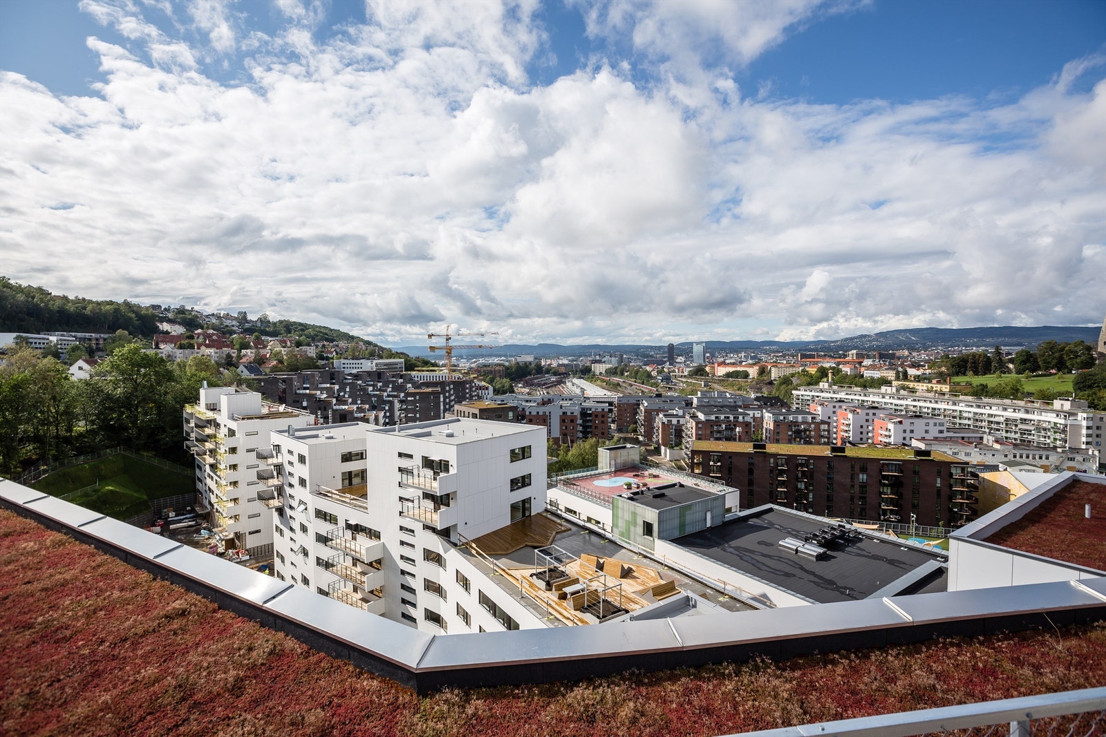 Felles takterrasse i borettslaget, det er takterrassen man ser ned på fra dette bildet som benyttes av leiligheten. Galleribilde