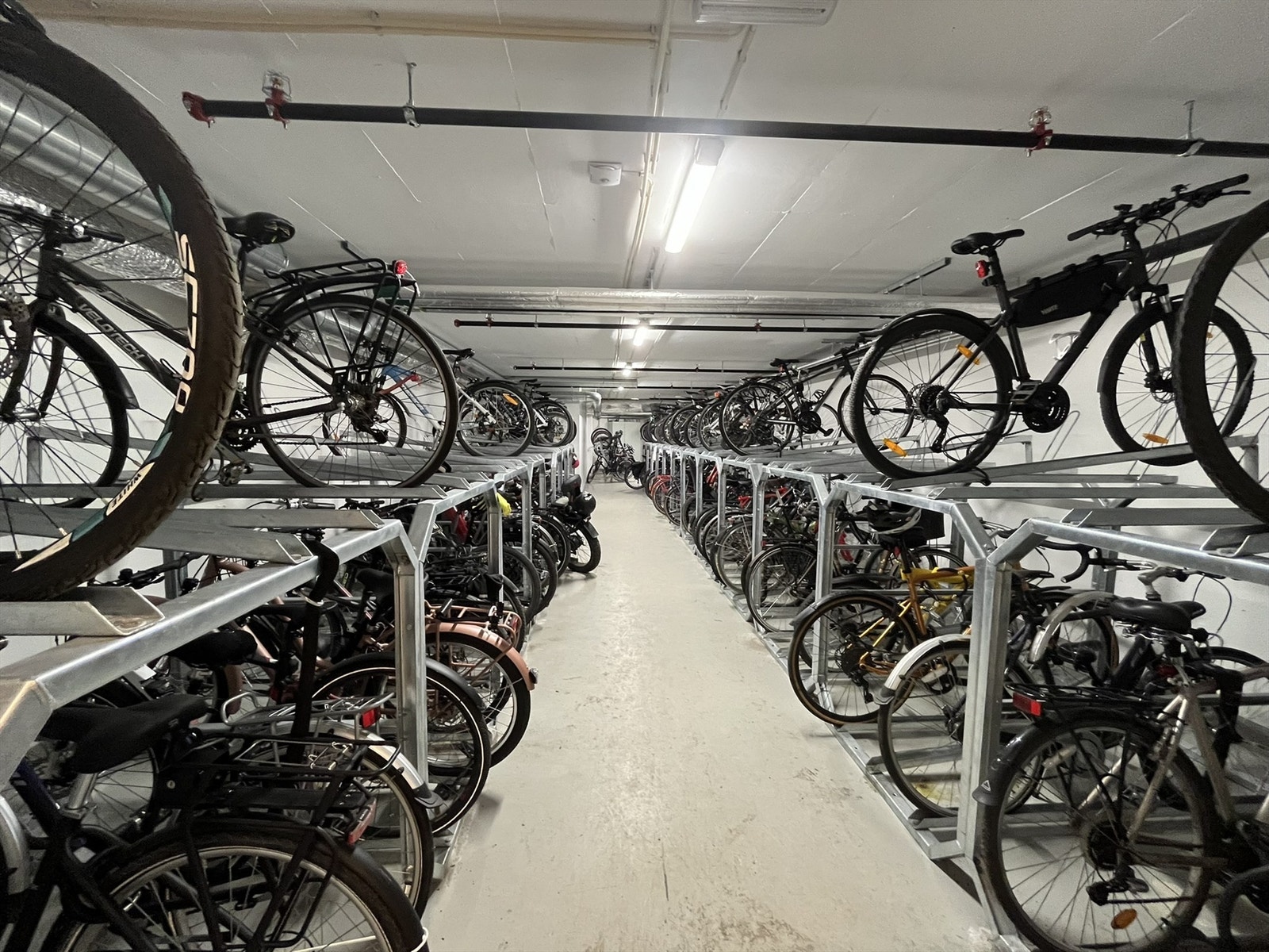 God plass til sykler i sykkelboden til borettslaget. Galleribilde