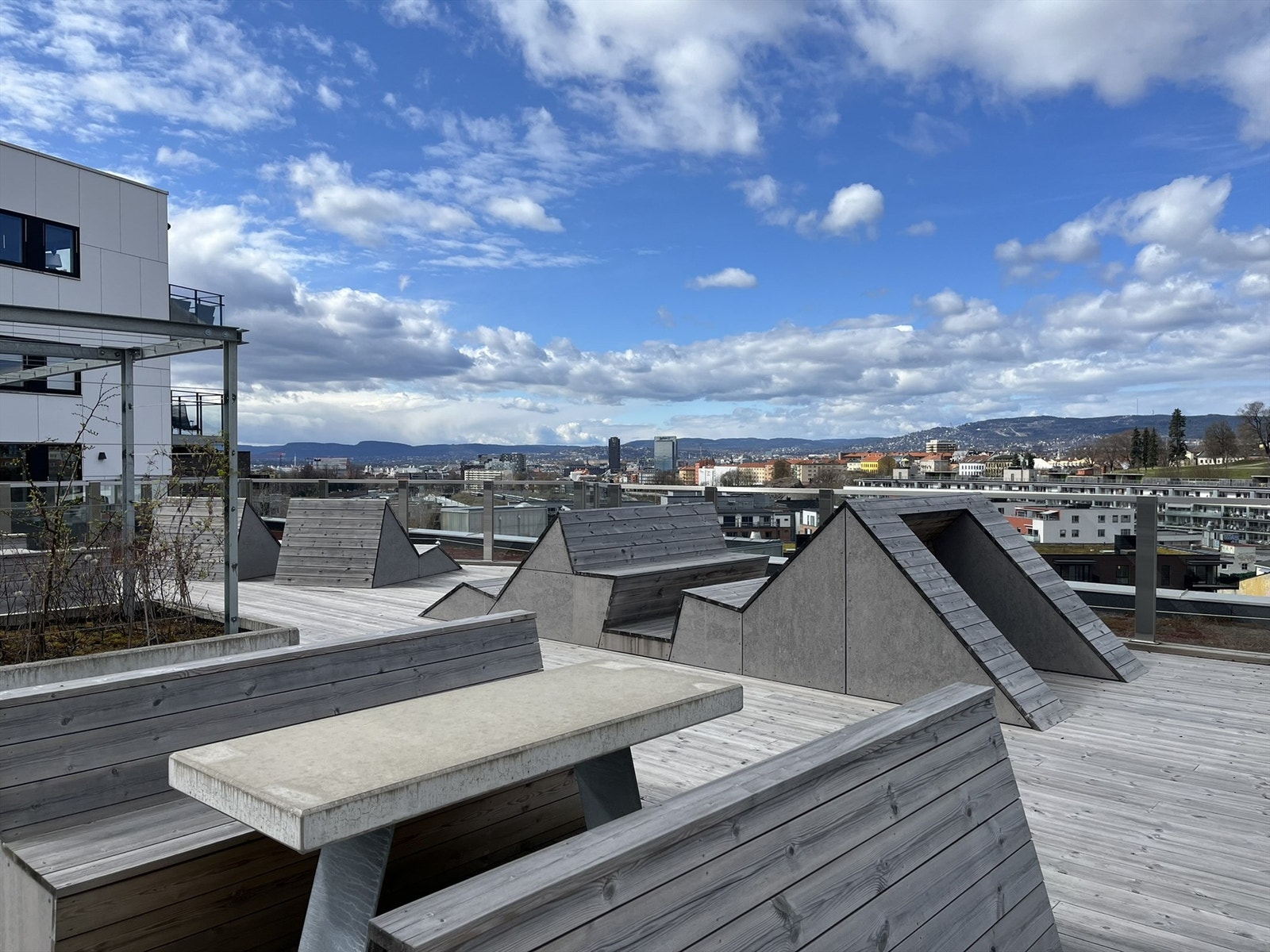 Svært gode solforhold og fantastisk utsikt på den felles takterrassen i borettslaget. Galleribilde