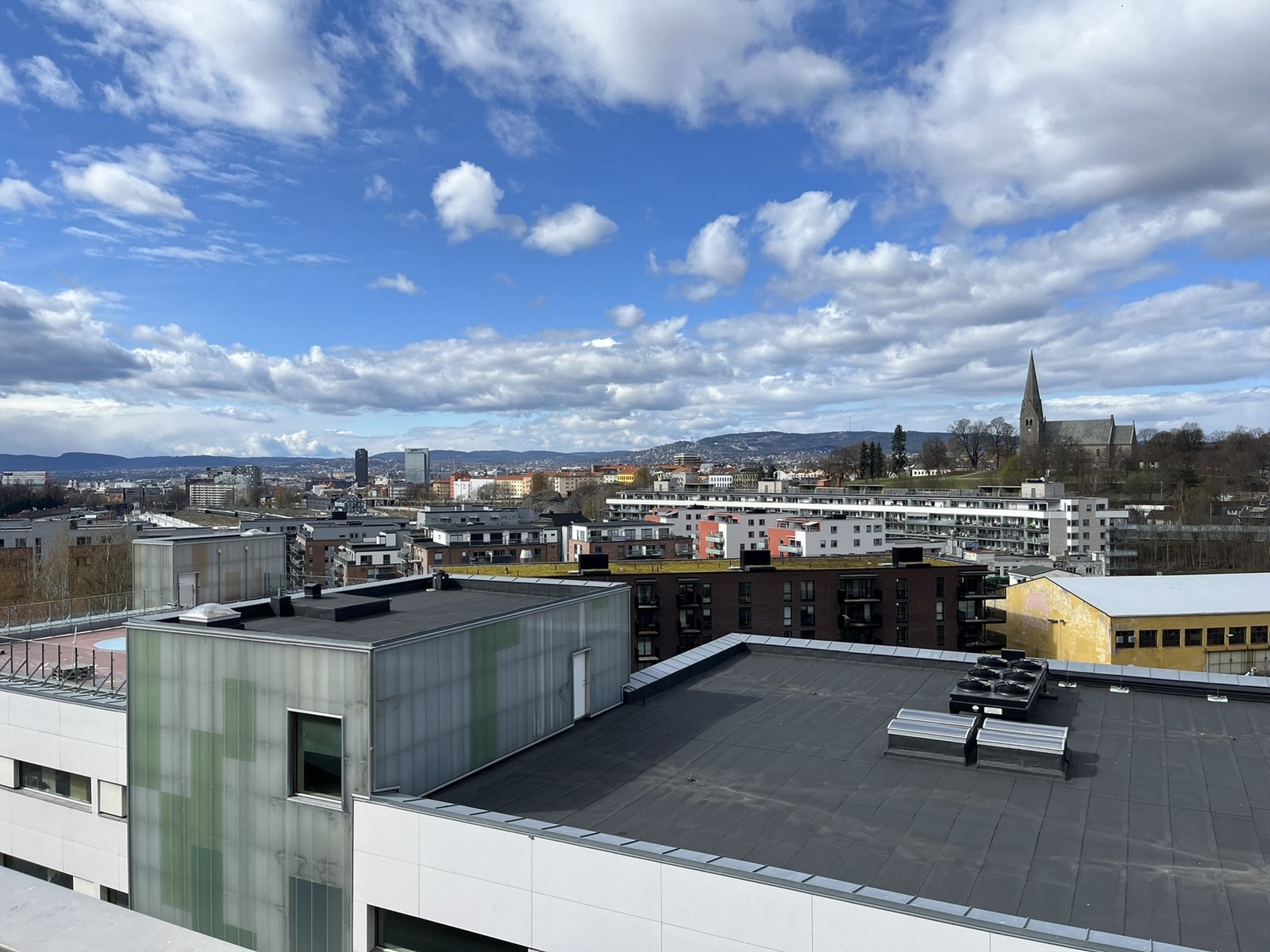 Ingeniørveien 18 byr på vakker utsikt både fra leiligheten og fra den felles takterrassen. Galleribilde