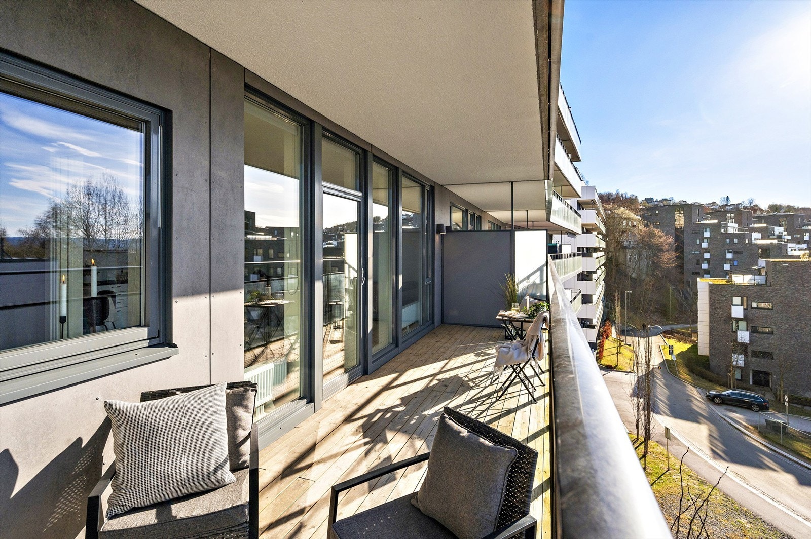 Her kan man nyte ettermiddags- og kveldssolen i usjenerte omgivelser. Balkongen er nordvestvendt og har sol fra ca kl 16 til ca kl 22 sommerstid. Galleribilde