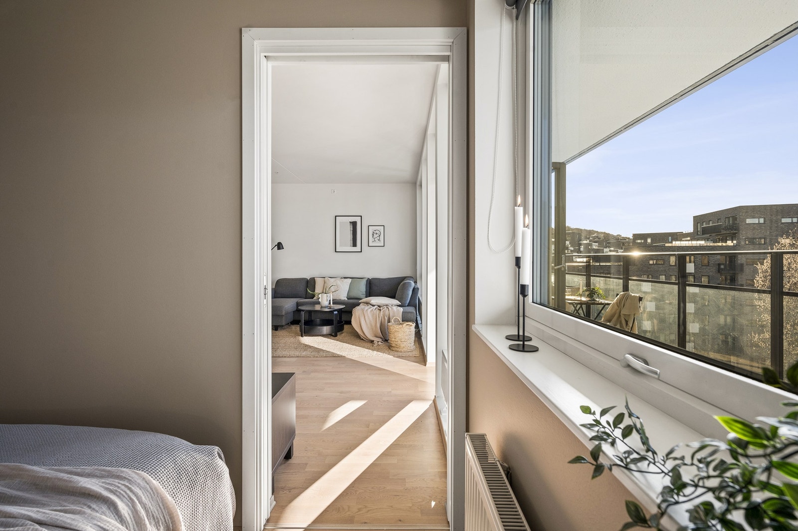 Vakker utsikt fra soveromsvinduet. Dype karmer med plass til planter og dekor. Galleribilde