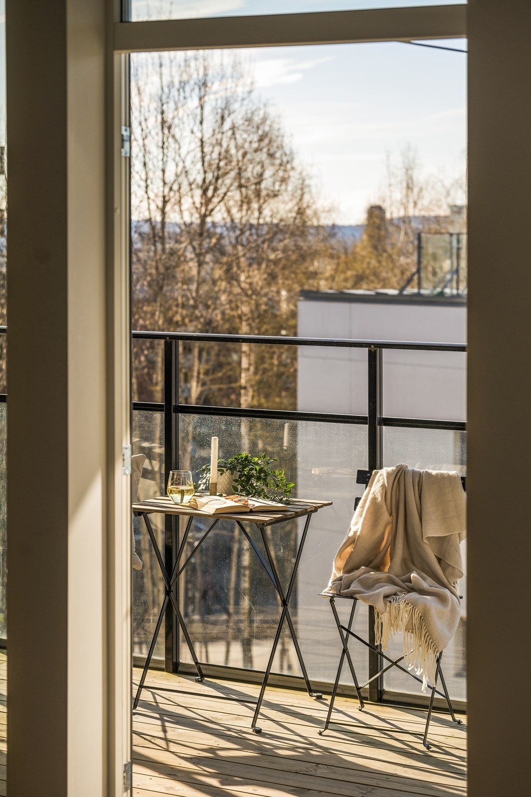 Fra stuen er det utgang til stor balkong. Galleribilde