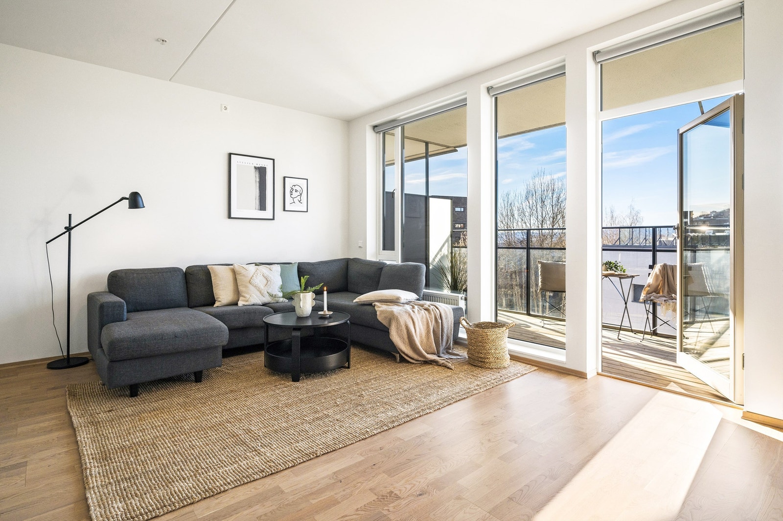Som ellers i leiligheten oppleves stuen svært usjenert, med lite direkte innsyn og flott utsikt over byen. Galleribilde