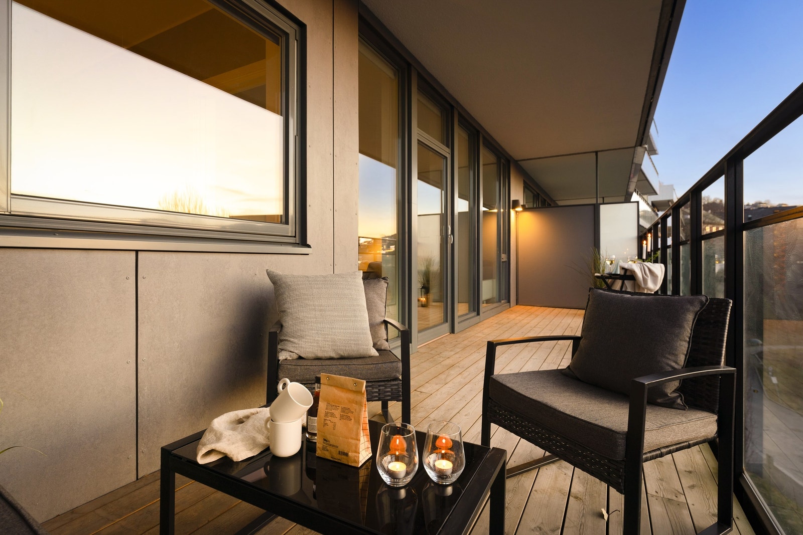 God plass til utemøblement i flere soner, beplantning og grill. Galleribilde