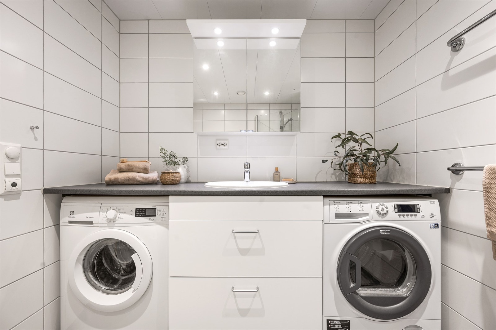 Badet er pent innredet med vegghengt servantskap og ovenpåliggende servant med ett-greps armatur samt speilskap med overlys. Galleribilde