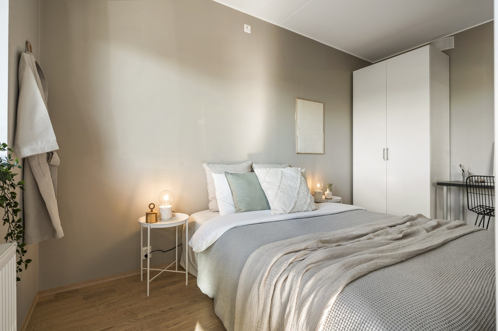 Rommet har plass til dobbeltseng og nattbord på begge sider. Galleribilde