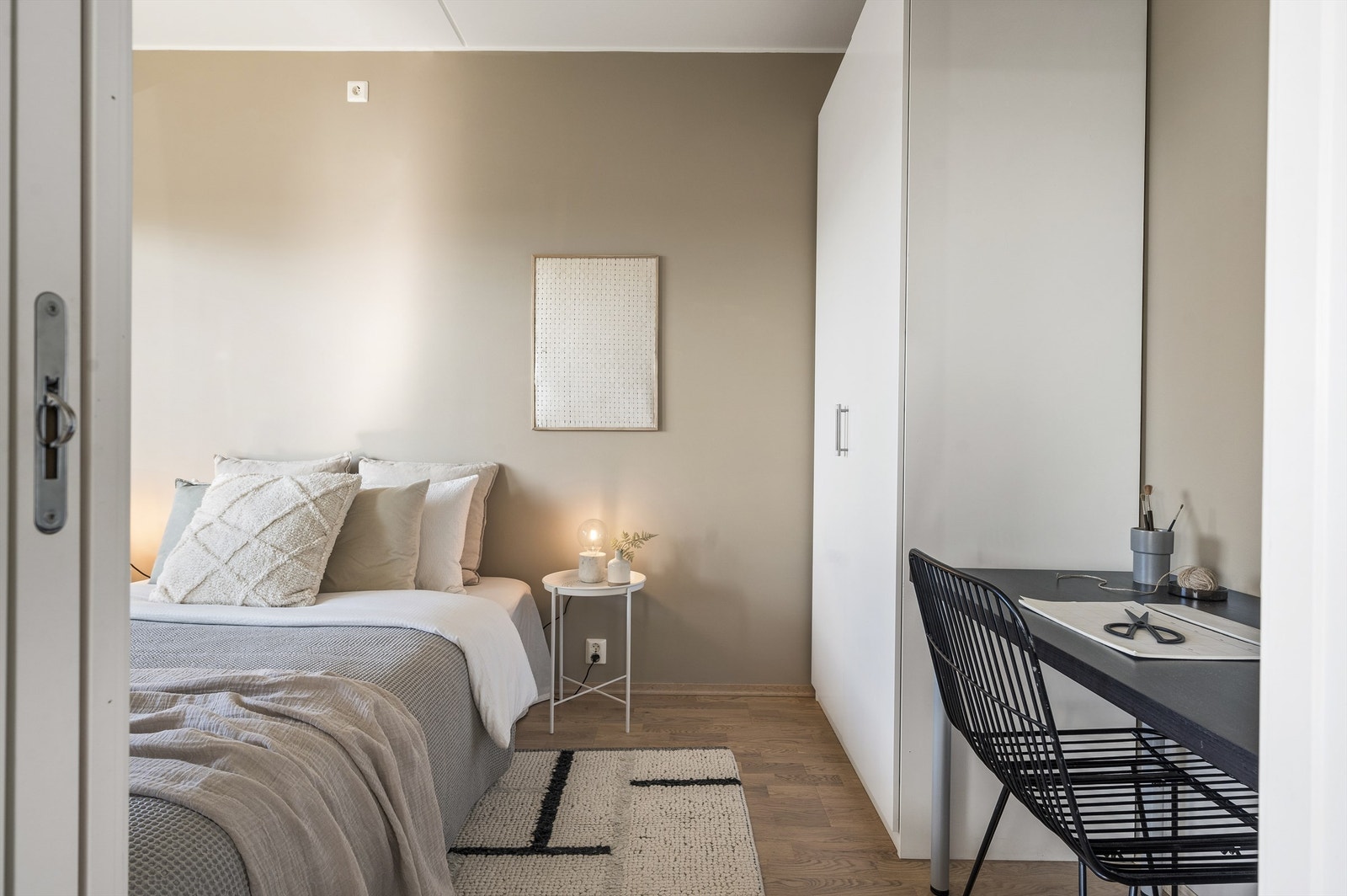 Det er plass til skrivebord og oppbevaring i medfølgende garderobe, og tillegg er det ytterligere plass til garderobe langs veggen. Galleribilde