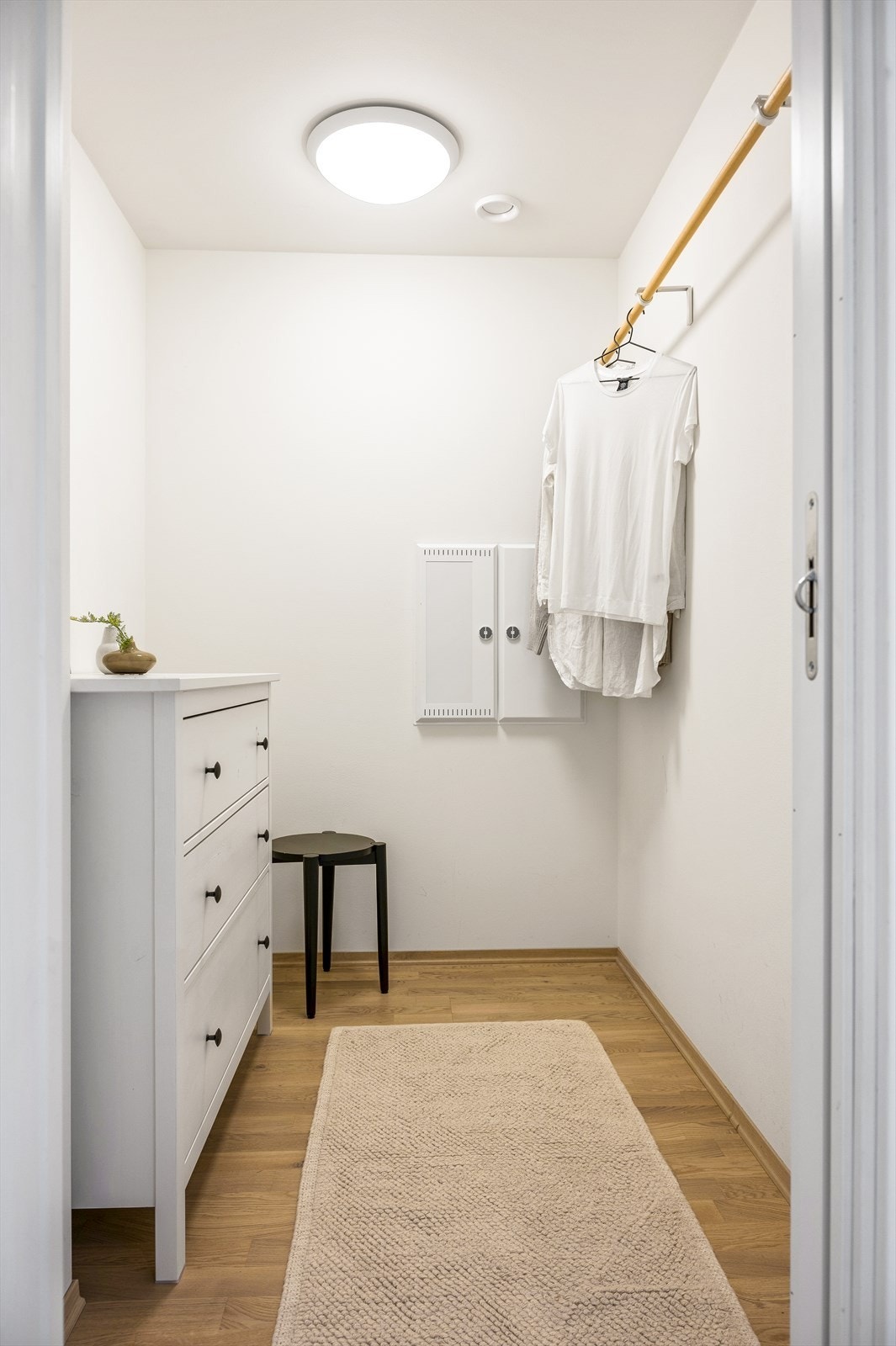 Fra entréen er det også adkomst til en praktisk innvendig bod med gode oppbevaringsmuligheter. Galleribilde