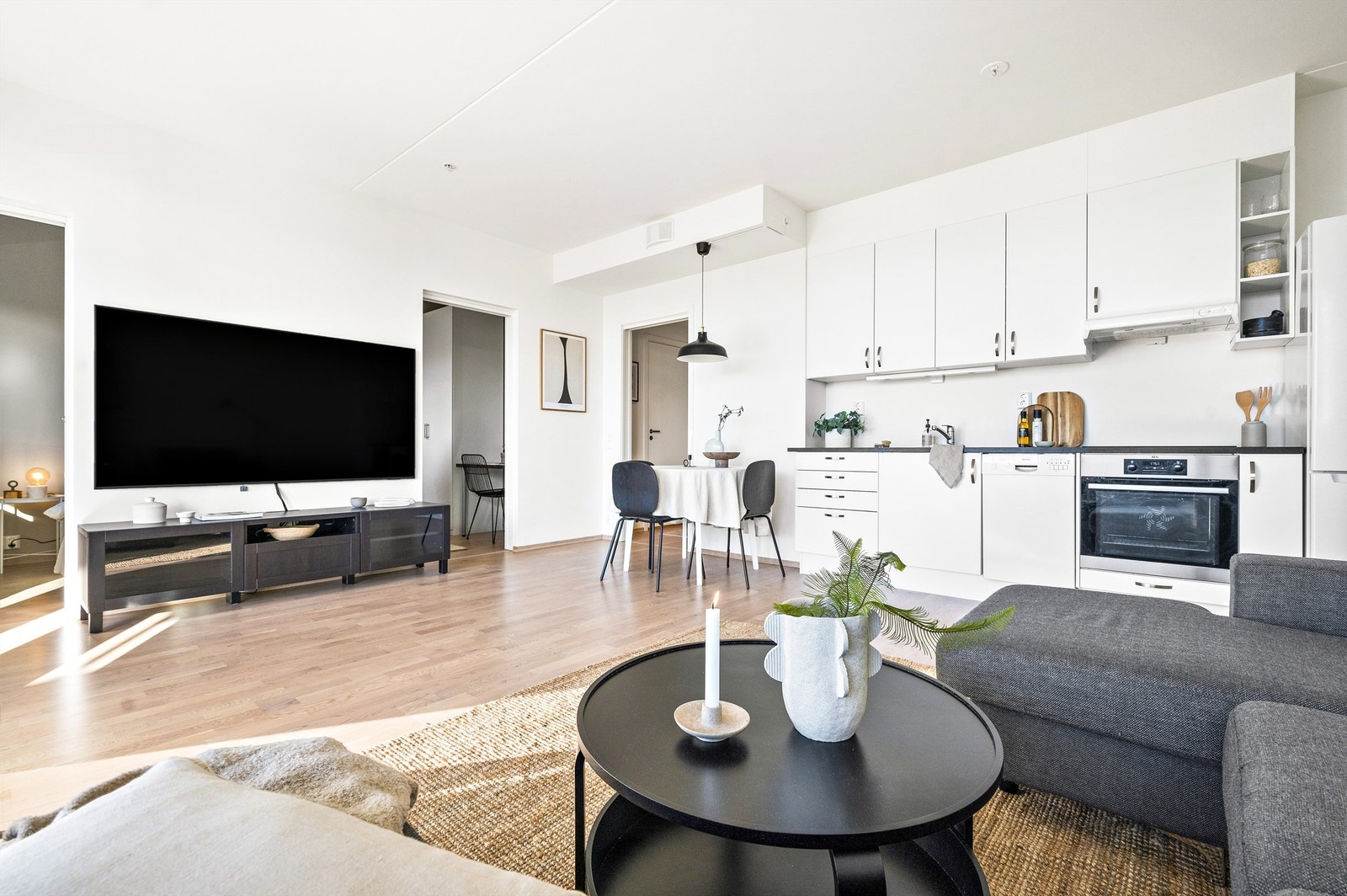 Leiligheten har en god takhøyde på ca 2,65 m i stuen. Moderne fasiliteter som balansert ventilasjon og fjernvarme. Galleribilde