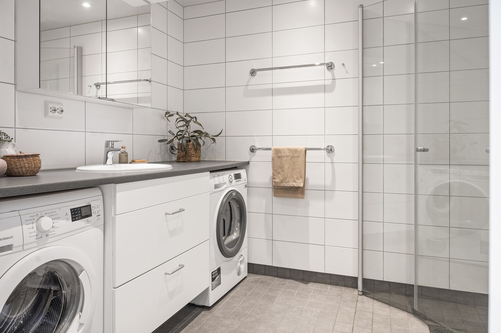 Delikat flislagt bad med gulvvarme fra byggeår samt himlingsflater med downlights. Galleribilde