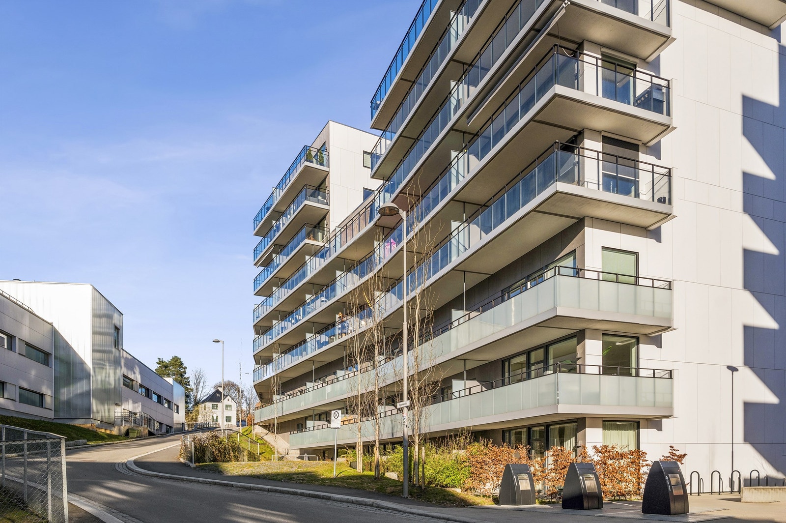 Fasade Ingeniørveien 18. Leiligheten ligger høyt og fritt i byggets 5. etasje. Galleribilde